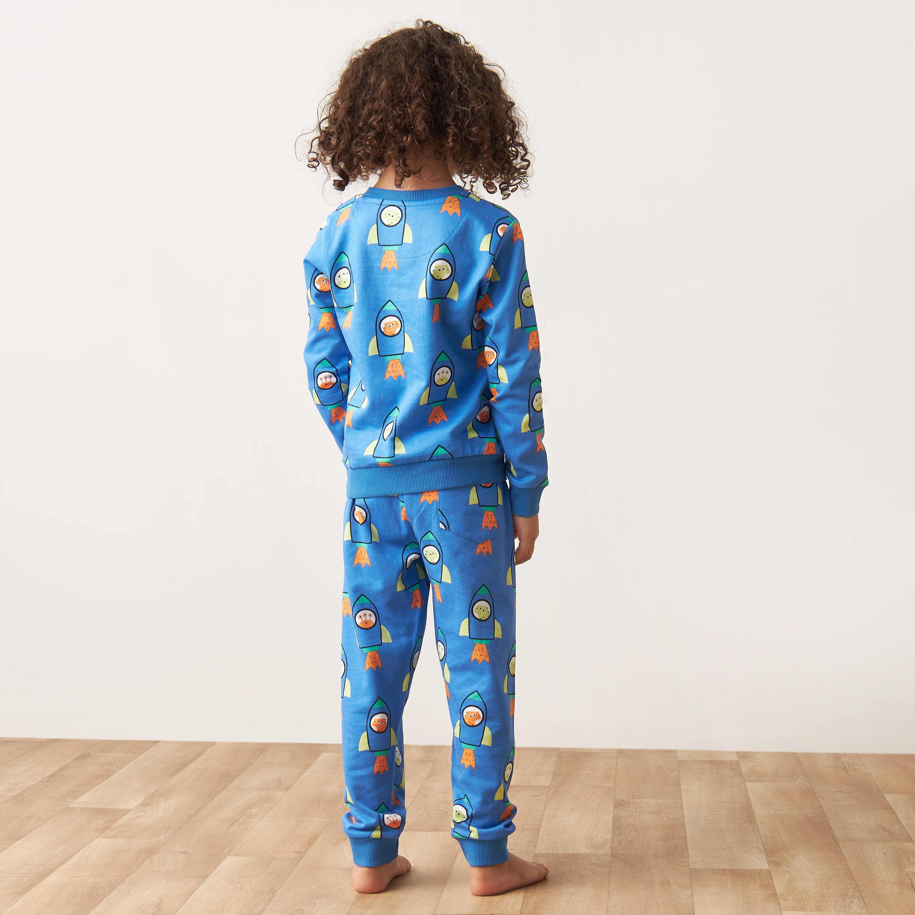 طقم بنطلون بيجاما وتيشيرت بطبعات من جونيورز-boys-clothing-nightwear-image-5