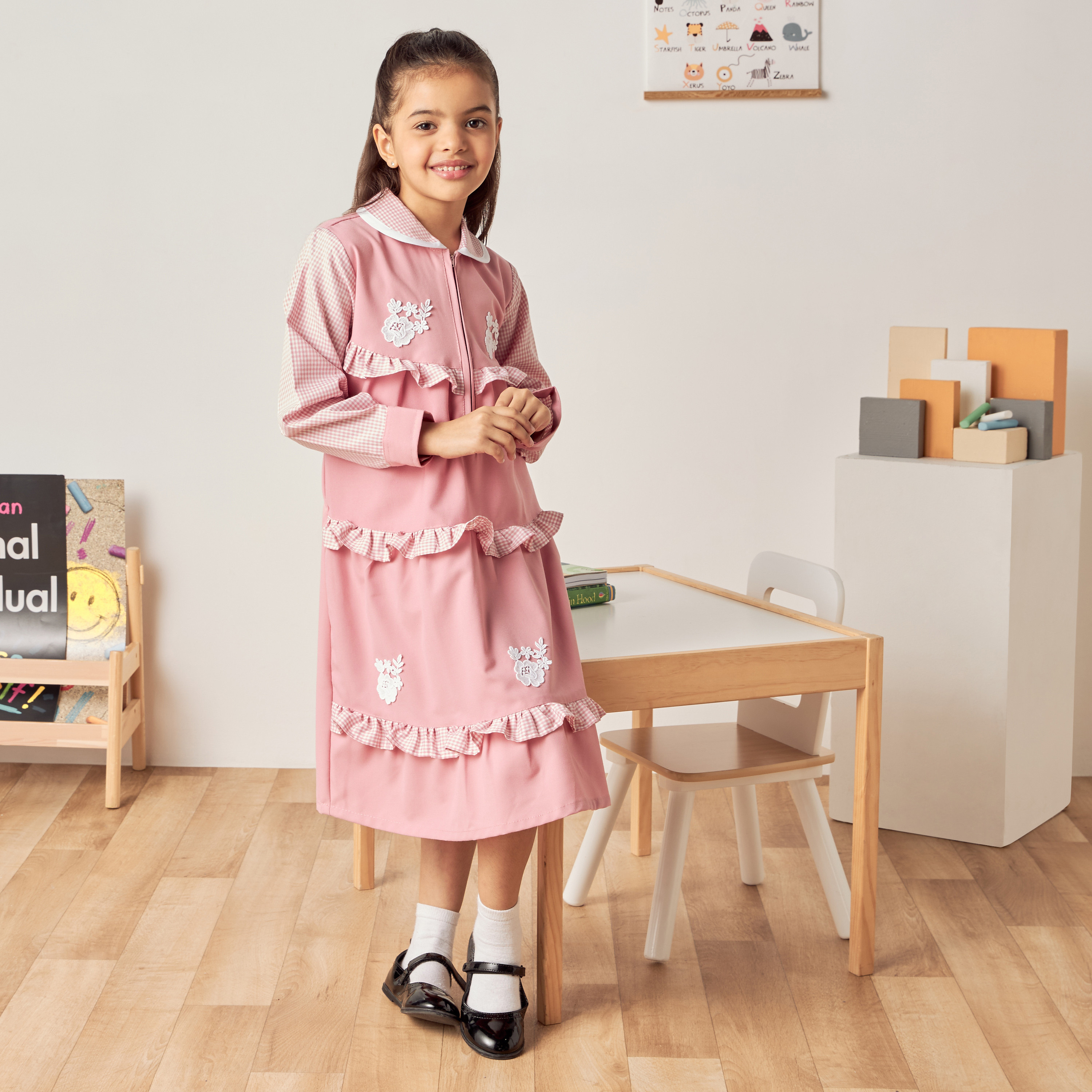 فستان بكشكش وحزام ربط وزخارف زهور من جونيورز-girls-clothing-schoolwear-dresses-image-2