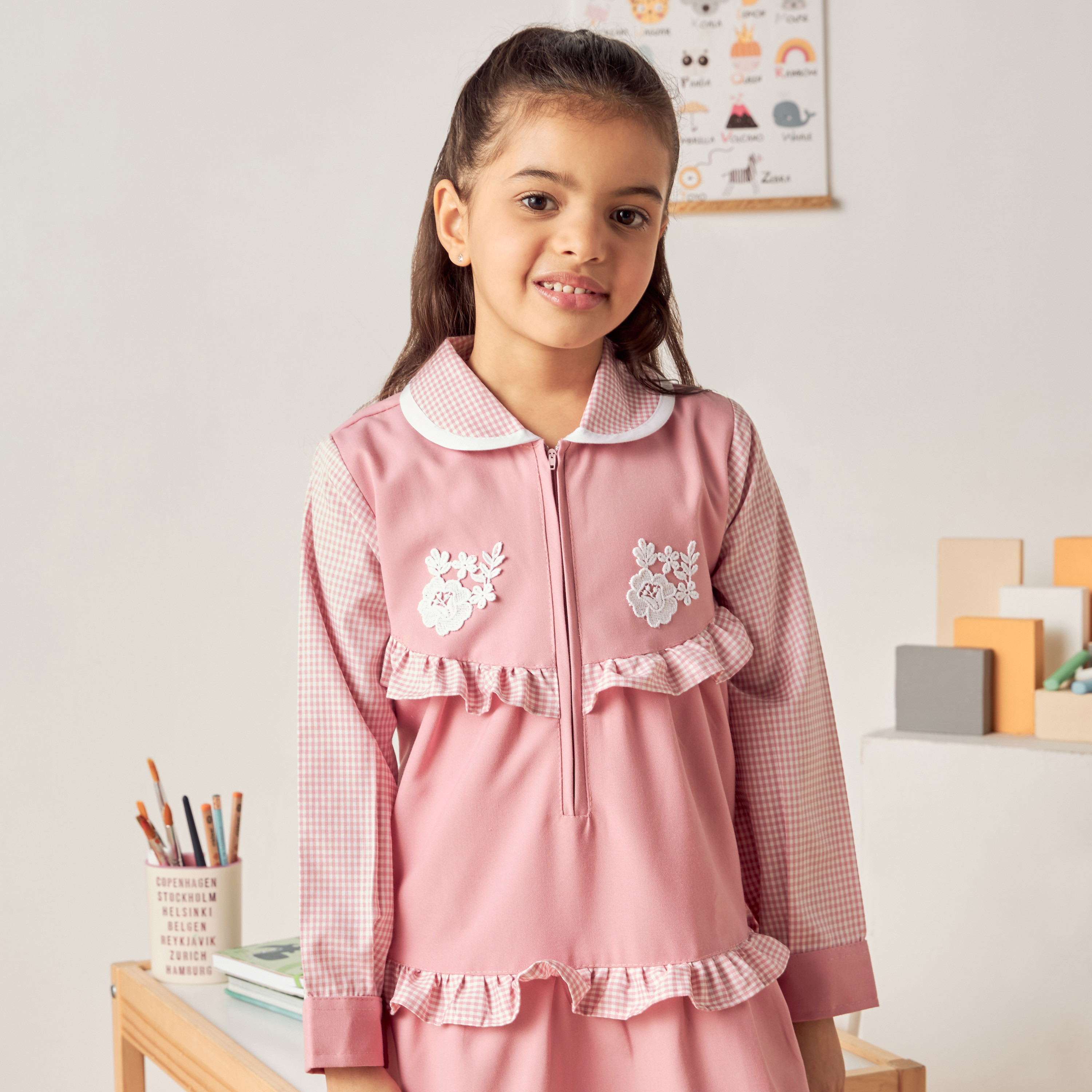 فستان بكشكش وحزام ربط وزخارف زهور من جونيورز-girls-clothing-schoolwear-dresses-image-3
