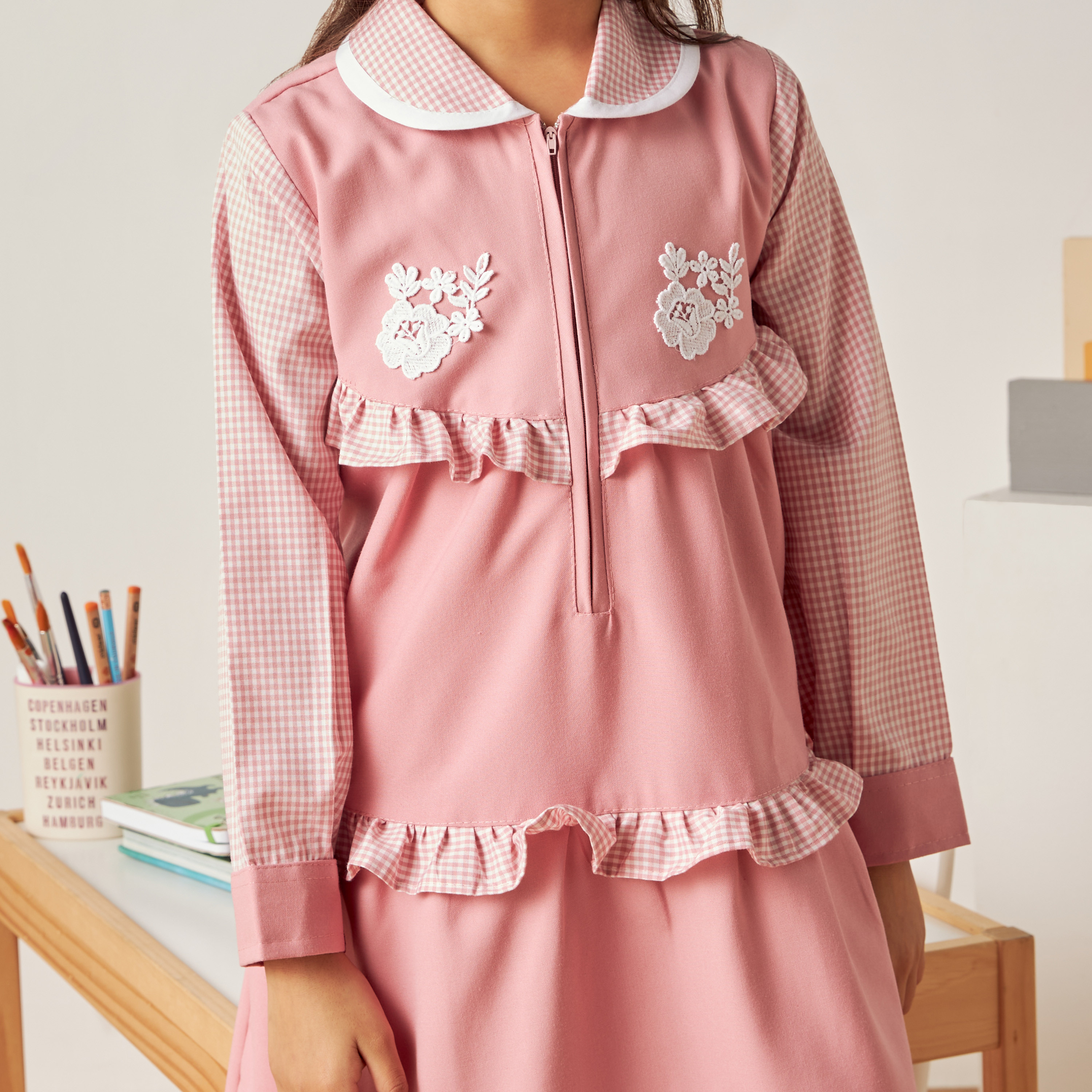 فستان بكشكش وحزام ربط وزخارف زهور من جونيورز-girls-clothing-schoolwear-dresses-image-5