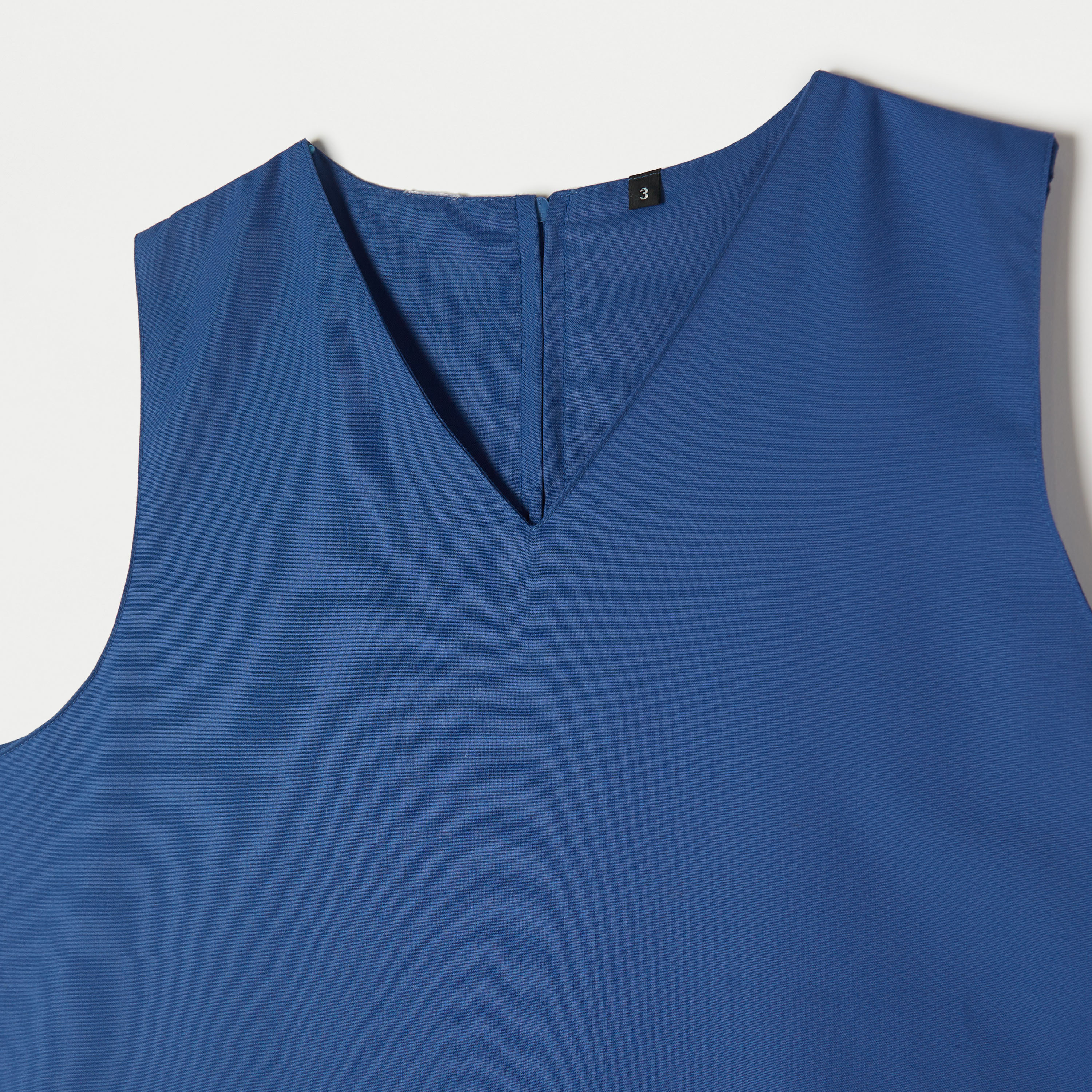 مريلة سادة بياقة V وسحاب إغلاق من جونيورز-girls-clothing-schoolwear-dresses-image-2