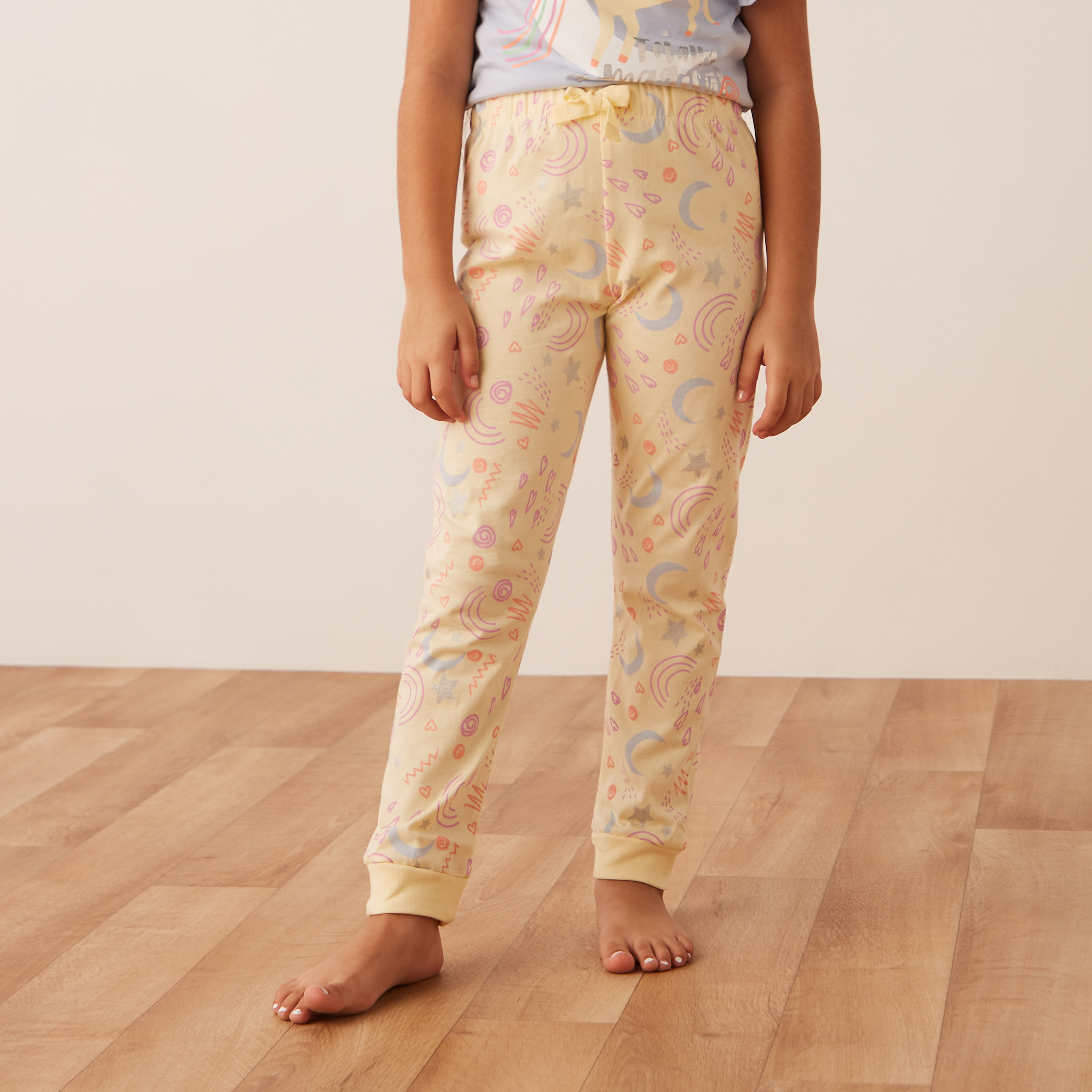 طقم بنطلون بيجاما وتيشيرت بطبعات من جونيورز-girls-clothing-nightwear-image-4