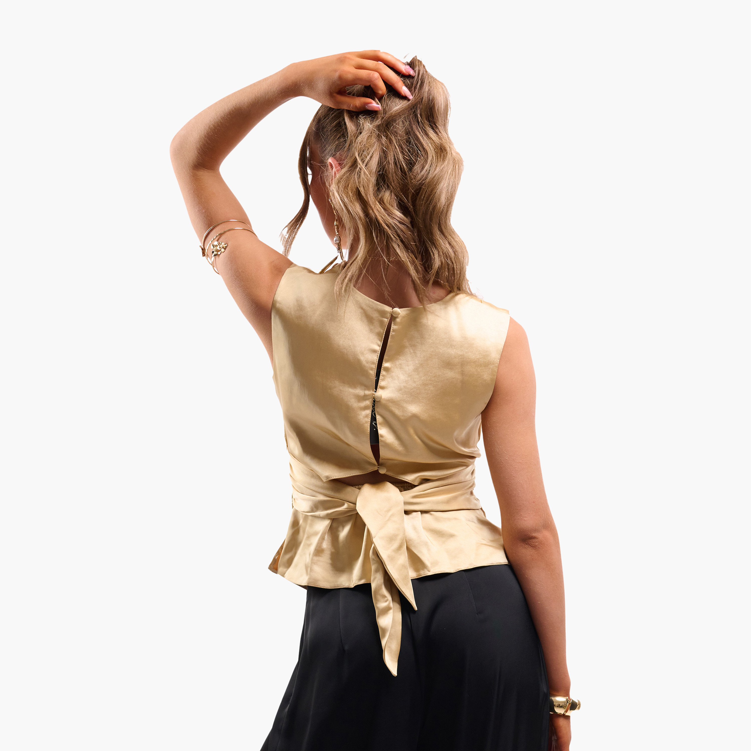 توب نسائي بياقة مستديرة منسدلة وتفاصيل مزمومة من فايا-women-clothing-shirtsandblouses-blouses-image-9
