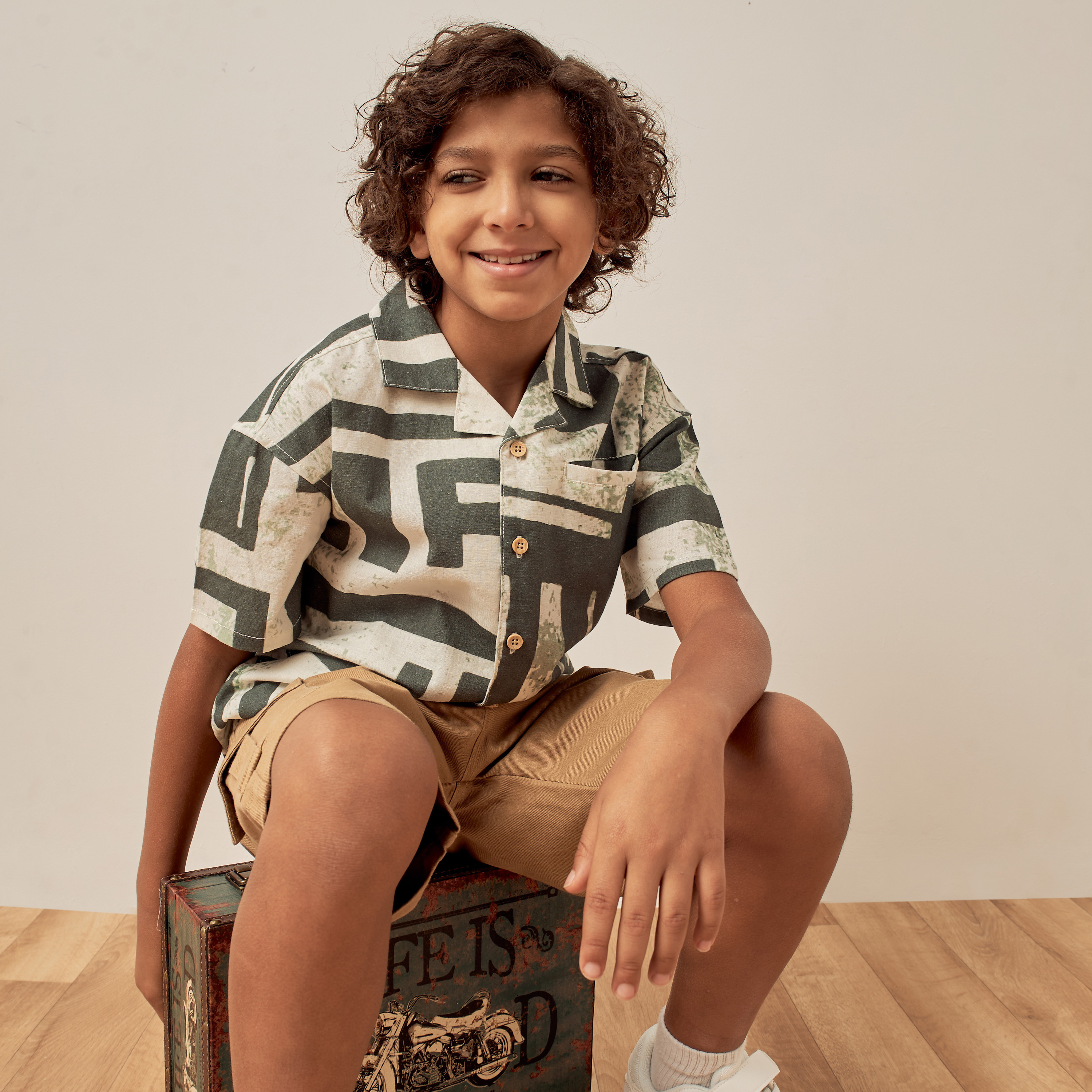 قميص بأكمام قصيرة وياقة كامب وطبعات من إليجو-boys-clothing-shirts-image-1