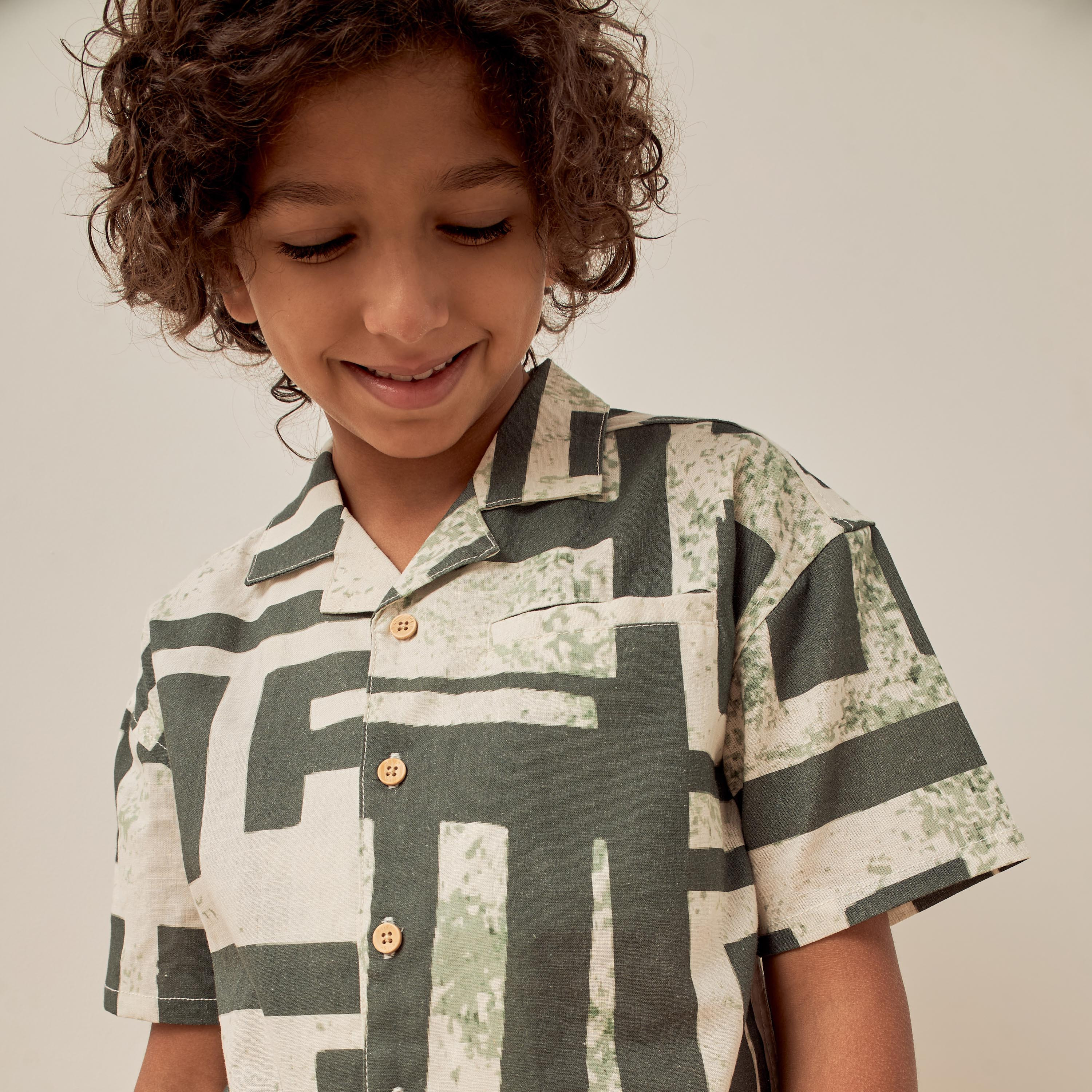 قميص بأكمام قصيرة وياقة كامب وطبعات من إليجو-boys-clothing-shirts-image-3