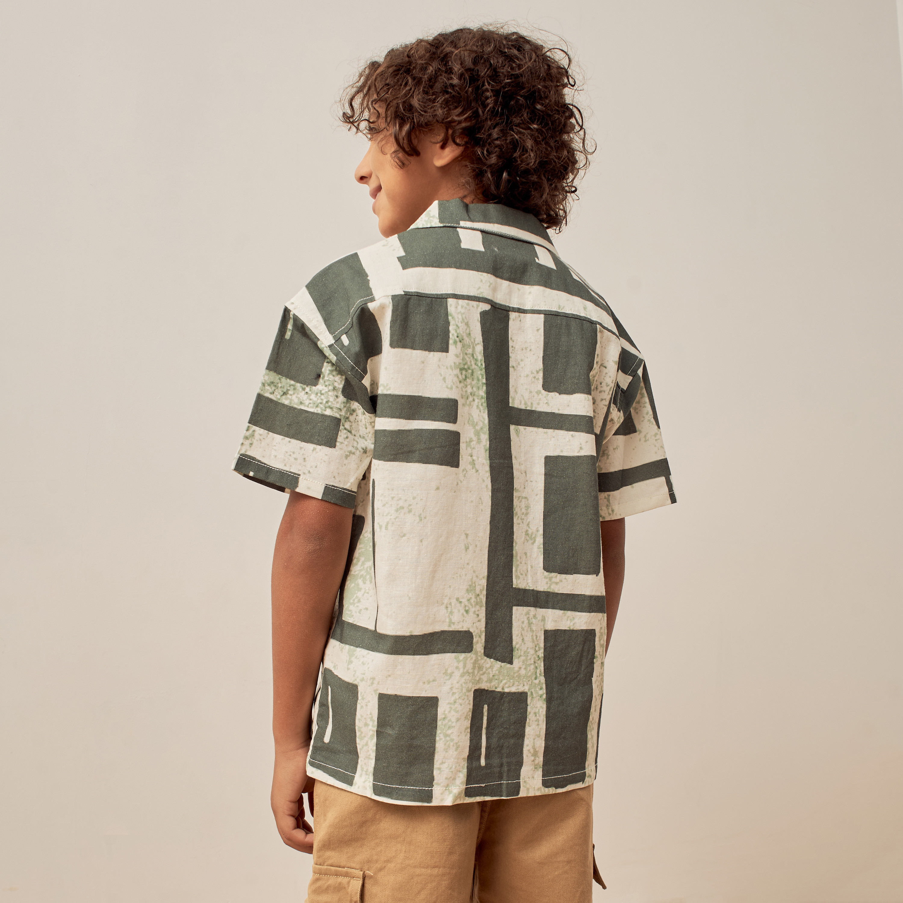 قميص بأكمام قصيرة وياقة كامب وطبعات من إليجو-boys-clothing-shirts-image-4