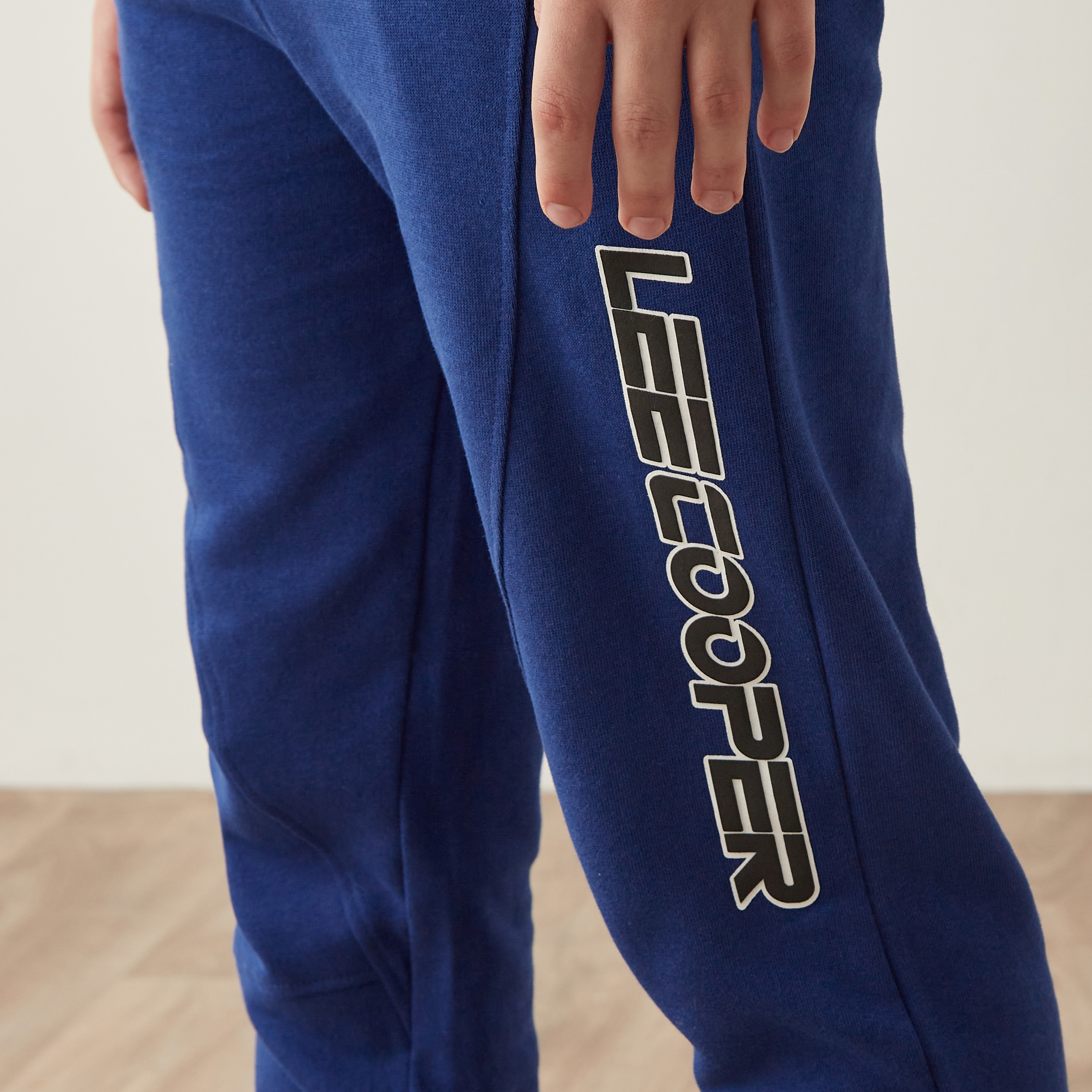 بنطلون رياضي بخصر مطاطي برباط إغلاق وطبعات من لي كوبر-boys-clothing-bottoms-joggersandtrackpants-image-4