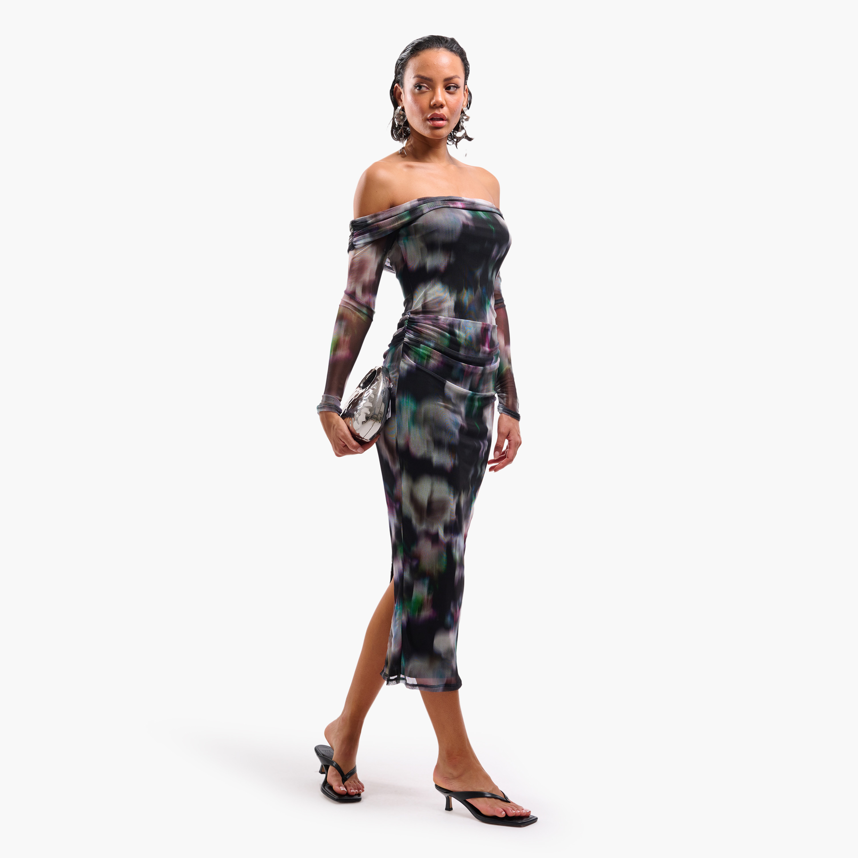 فستان ميدي نسائي ضيق بفتحة رقبة "باردو" وقماش شبكي مزموم بطبعة "تاي داي" من فايا-women-clothing-dresses-image-3