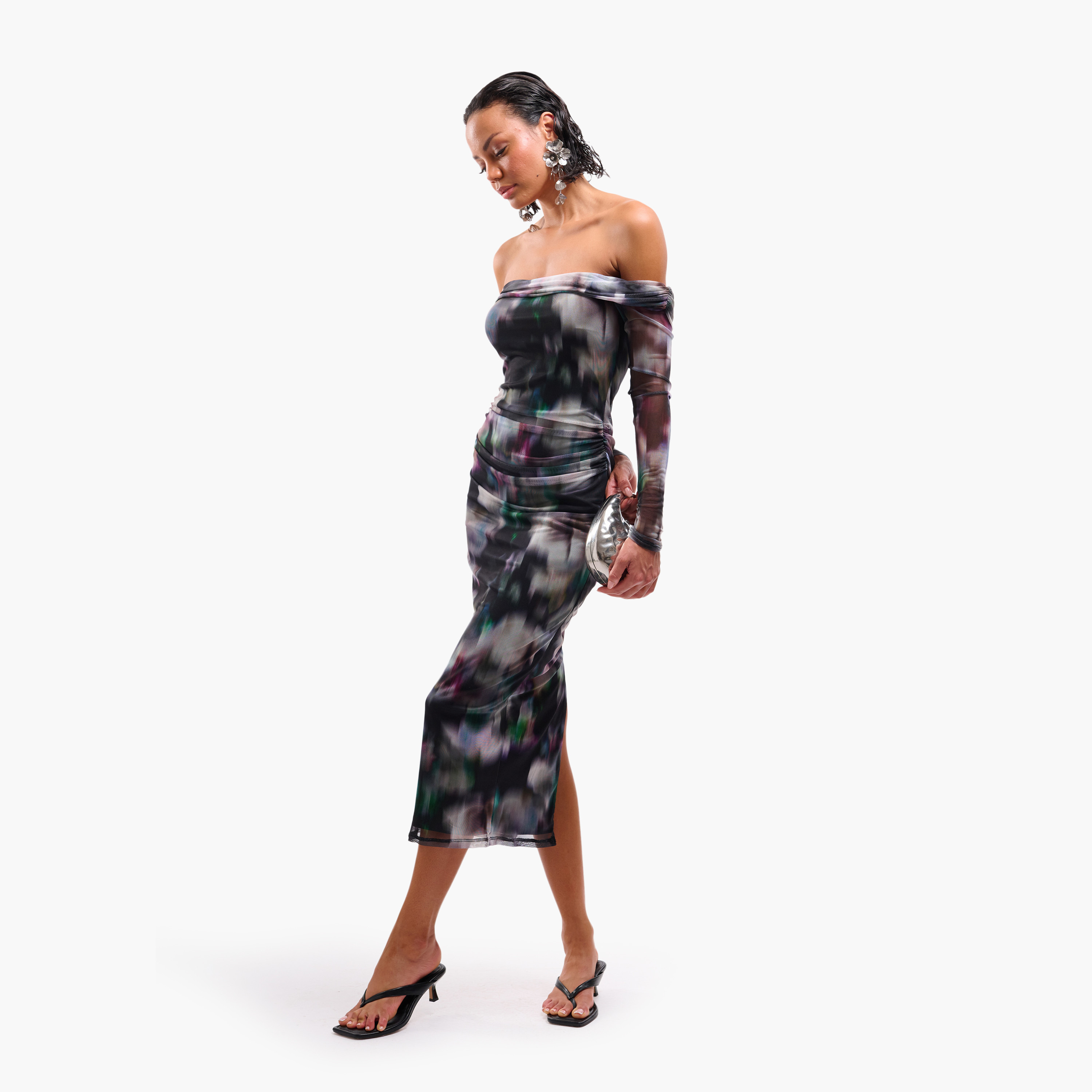 فستان ميدي نسائي ضيق بفتحة رقبة "باردو" وقماش شبكي مزموم بطبعة "تاي داي" من فايا-women-clothing-dresses-image-5