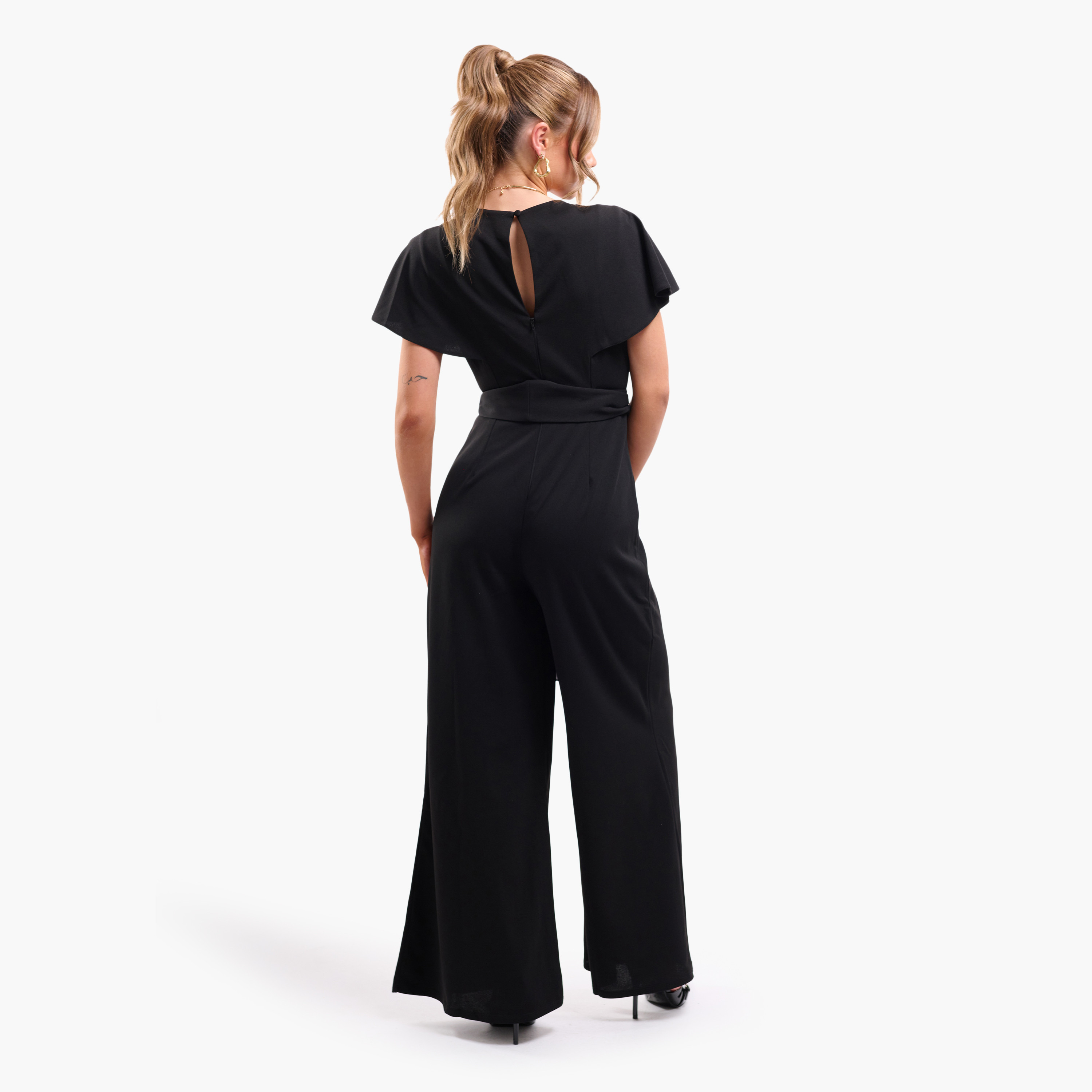 جمبسوت نسائي بفتحة رقبة متداخلة وأكمام رفرفة - أسود من فايا-women-clothing-jumpsuits-image-3