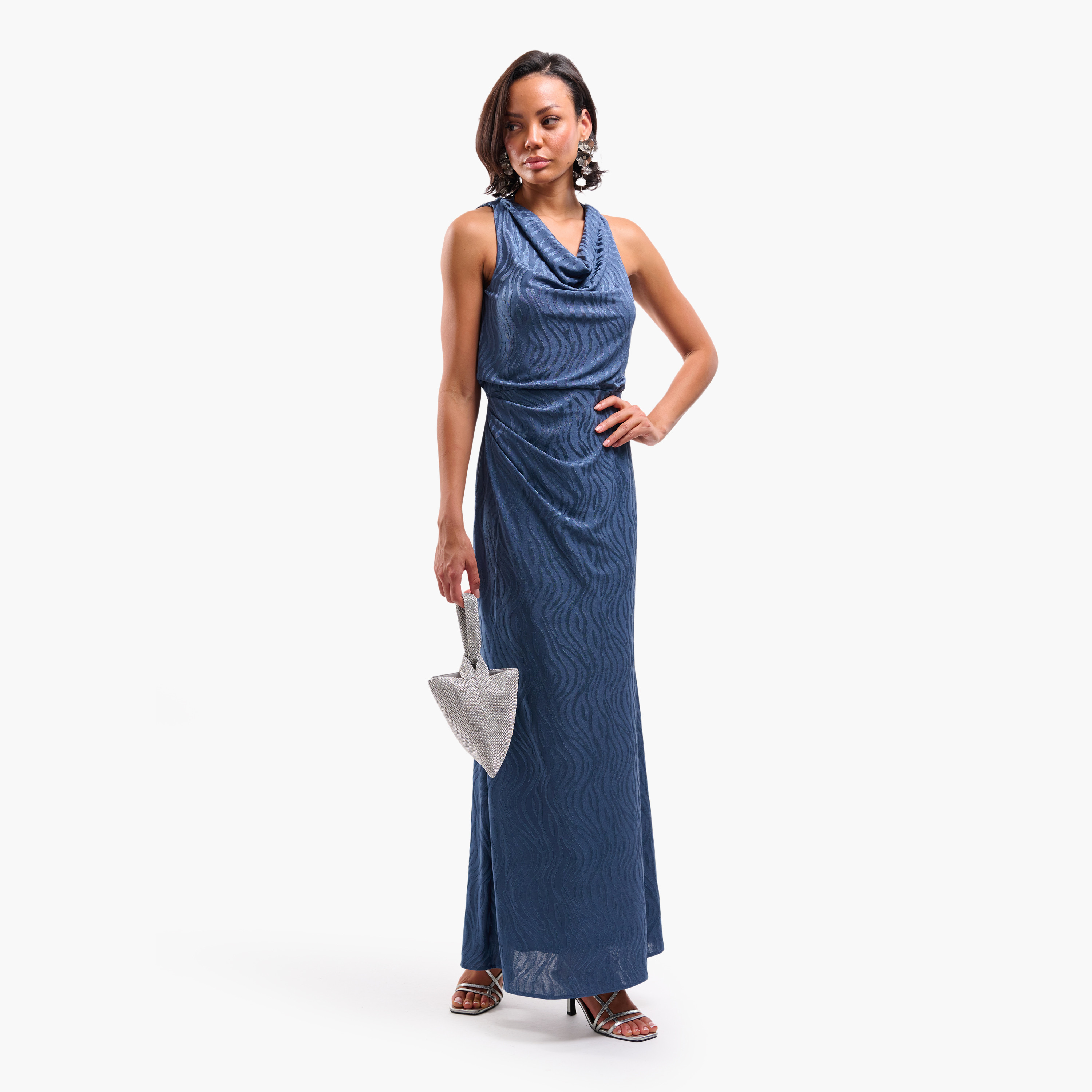 فستان سهرة ماكسي نسائي "شيث" بياقة مستديرة منسدلة وقماش جاكار تجريدي من فايا-women-clothing-dresses-image-3