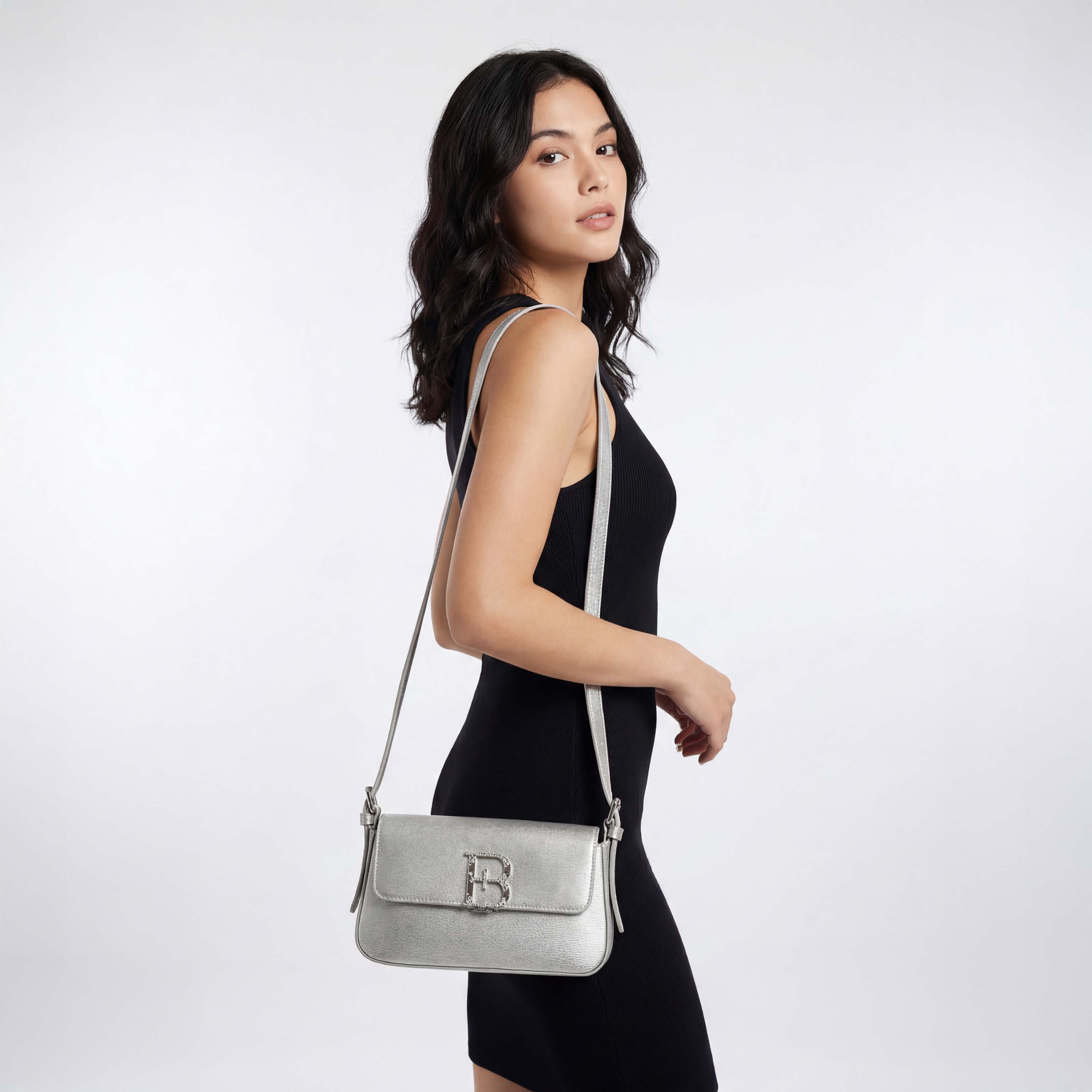شنطة كروس بودي مزينة بشعار مع حزام قابل للتعديل للنساء من فلورا بيلا-women-bagsandwallets-handbags-image-2