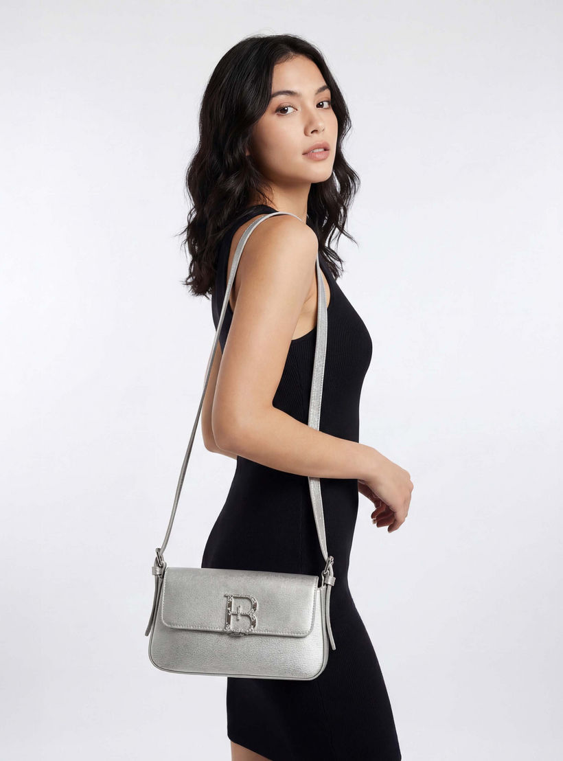 شنطة كروس بودي مزينة بشعار مع حزام قابل للتعديل للنساء من فلورا بيلا-women-bagsandwallets-handbags-image-2