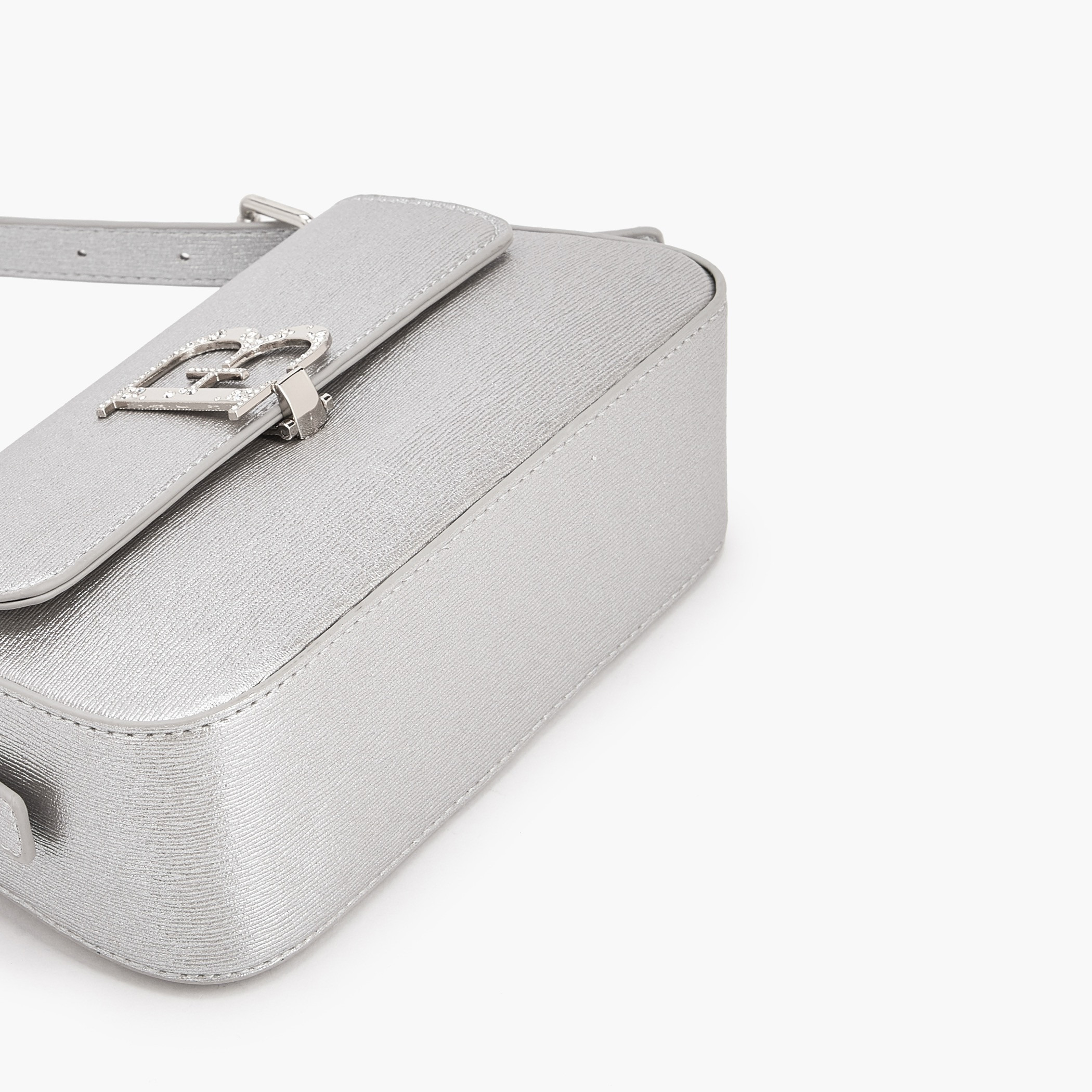 شنطة كروس بودي مزينة بشعار مع حزام قابل للتعديل للنساء من فلورا بيلا-women-bagsandwallets-handbags-image-7