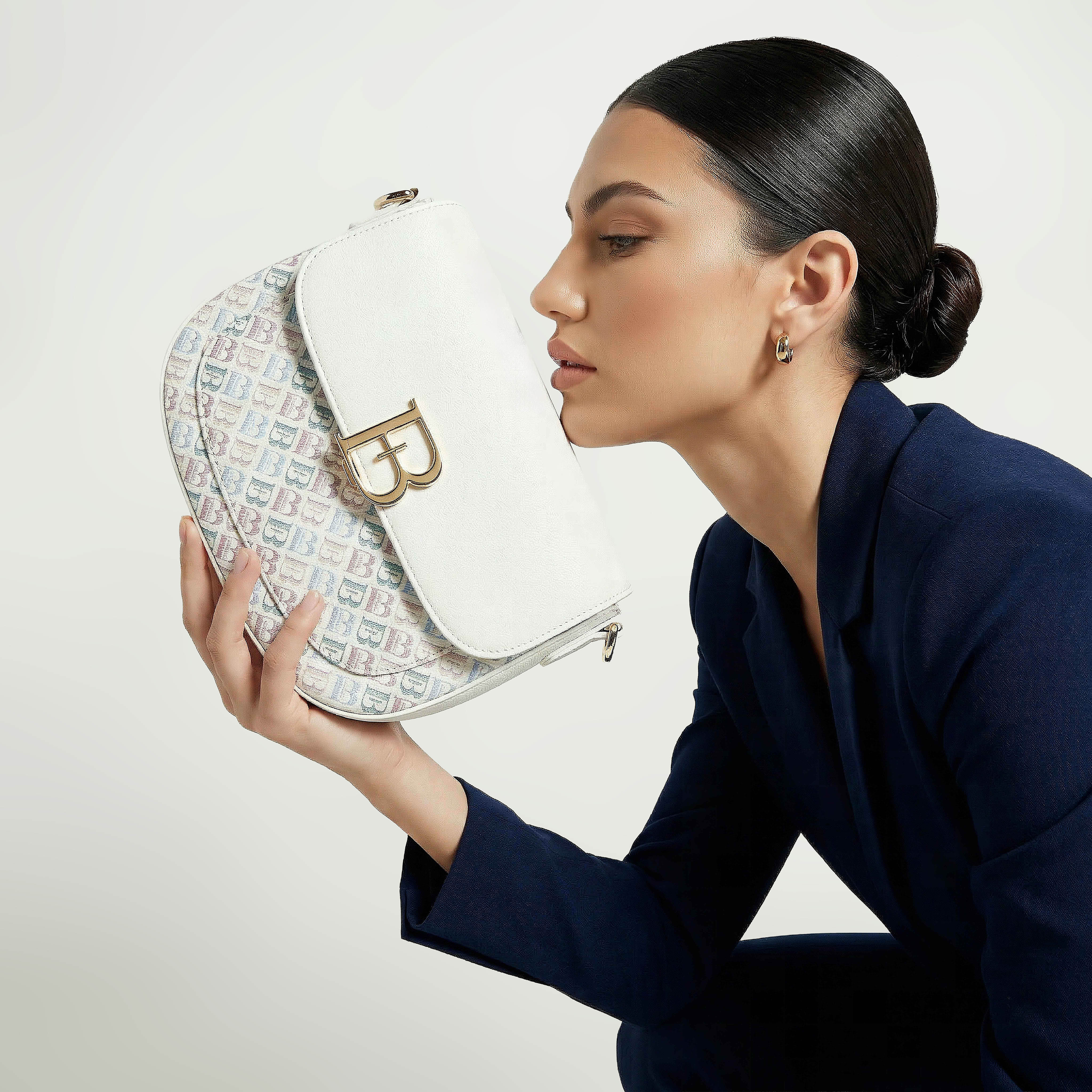 شنطة كتف بطبعات مونوجرام وطية من فلورا بيلا-women-bagsandwallets-handbags-image-8