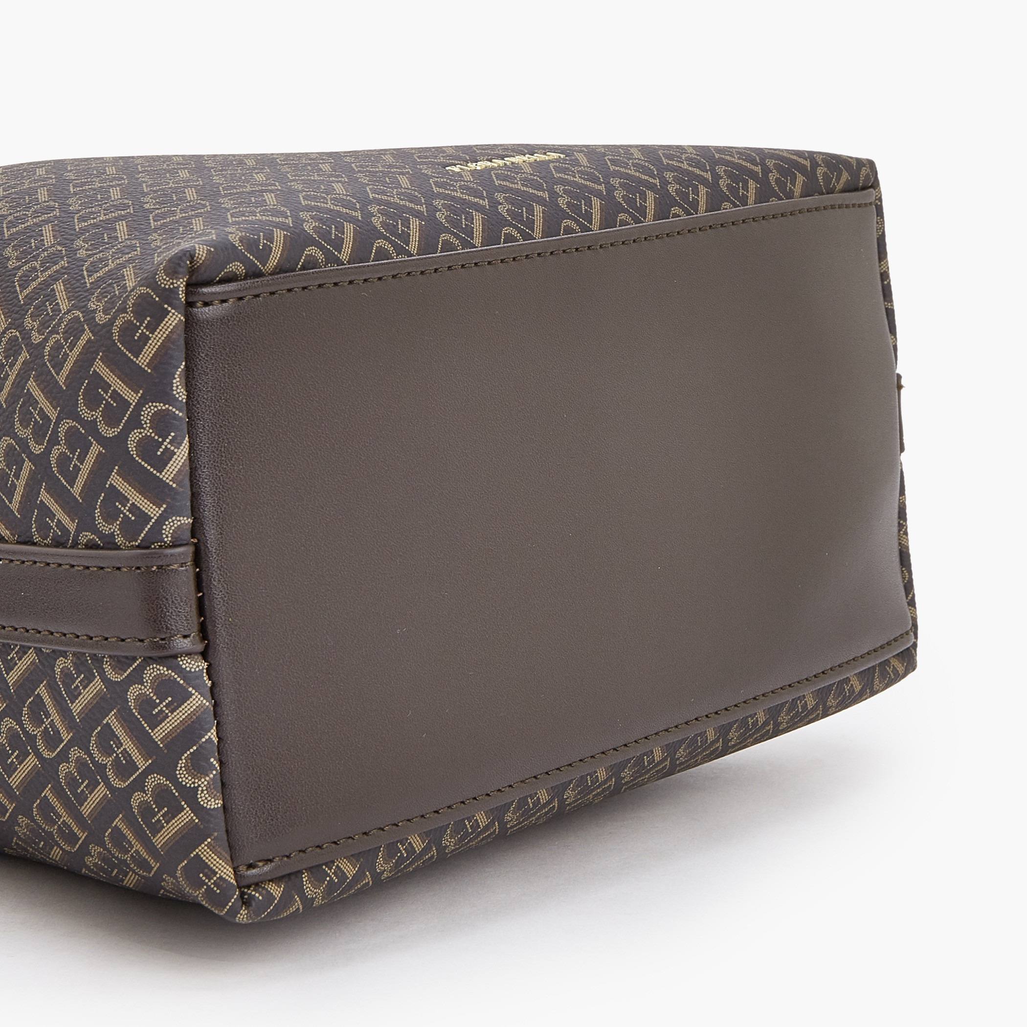 شنطة توتي بحزام قابل للفصل وطبعات مونوجرام من فلورا بيلا-women-bagsandwallets-handbags-image-6