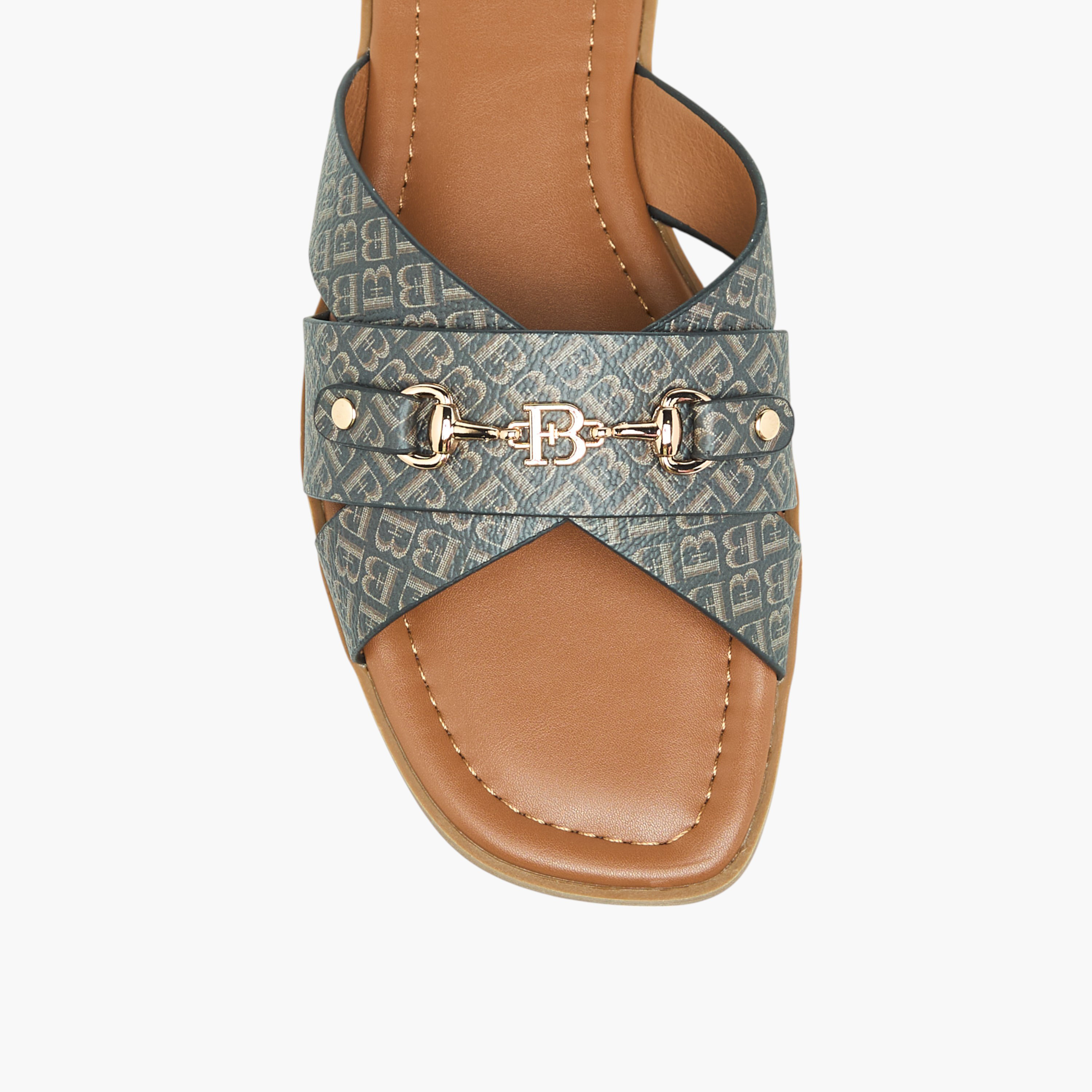 صندل مسطح سهل الارتداء بزينة معدنية وطبعات مونوجرام من فلورا بيلا-women-shoes-flats-sandals-image-9