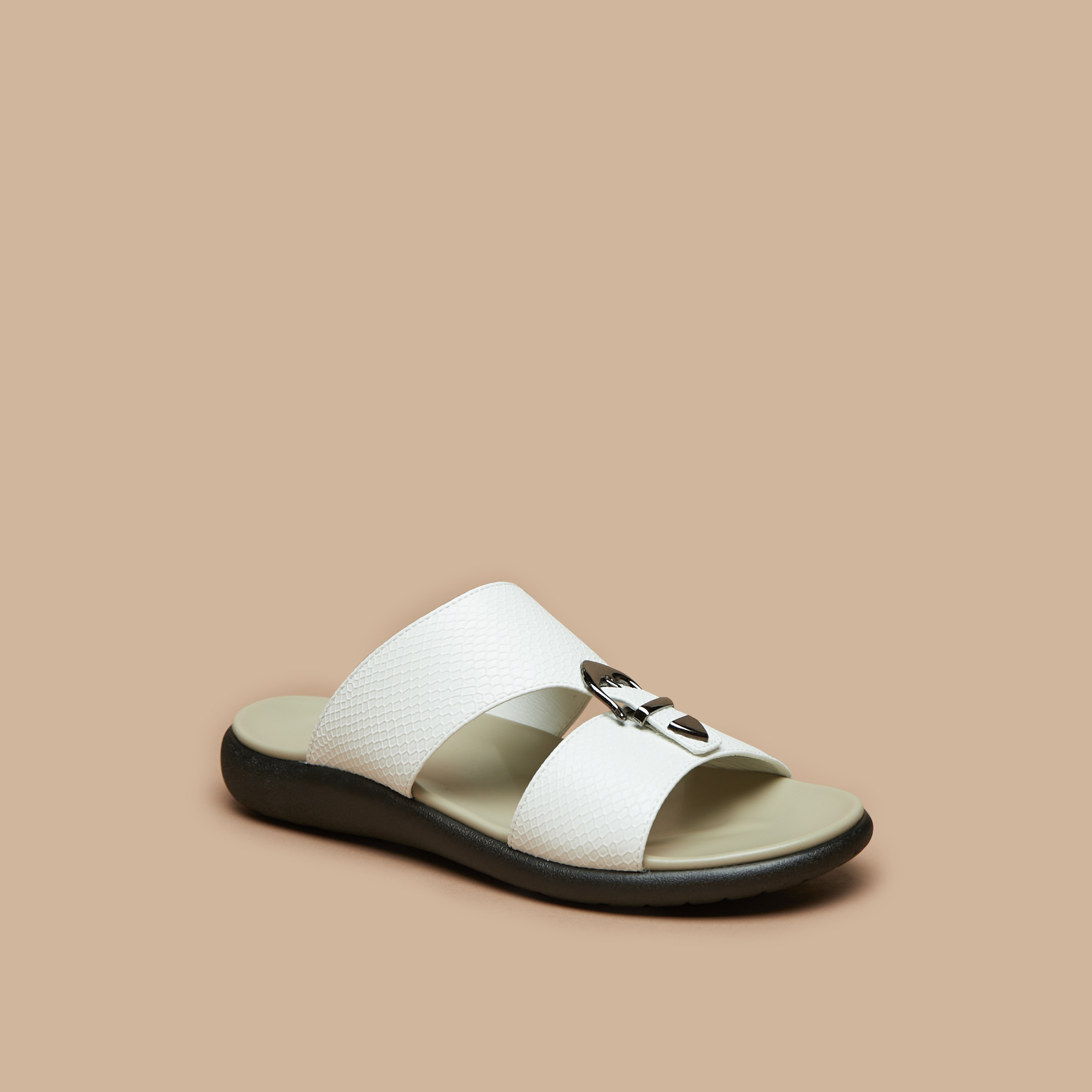 صندل مريح سهل الارتداء بارز الملمس بإبزيم للرجال من إل بي إل من شو إكسبريس-cpmen-footwear-sandals-image-1