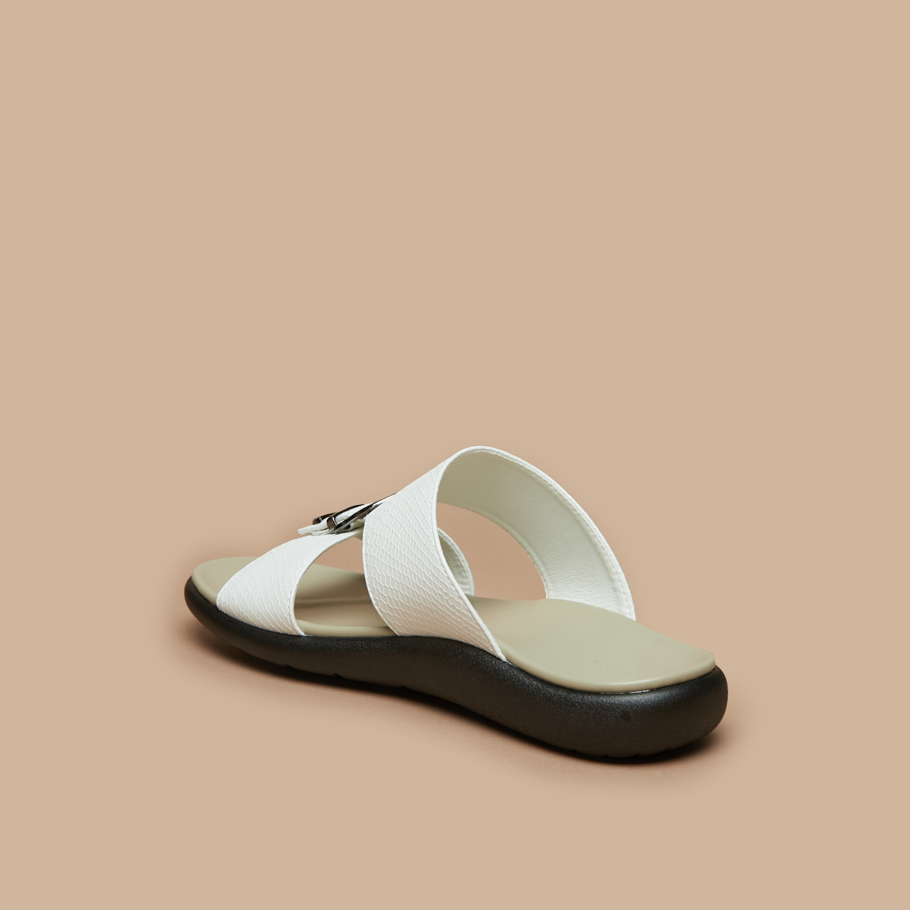 صندل مريح سهل الارتداء بارز الملمس بإبزيم للرجال من إل بي إل من شو إكسبريس-cpmen-footwear-sandals-image-3