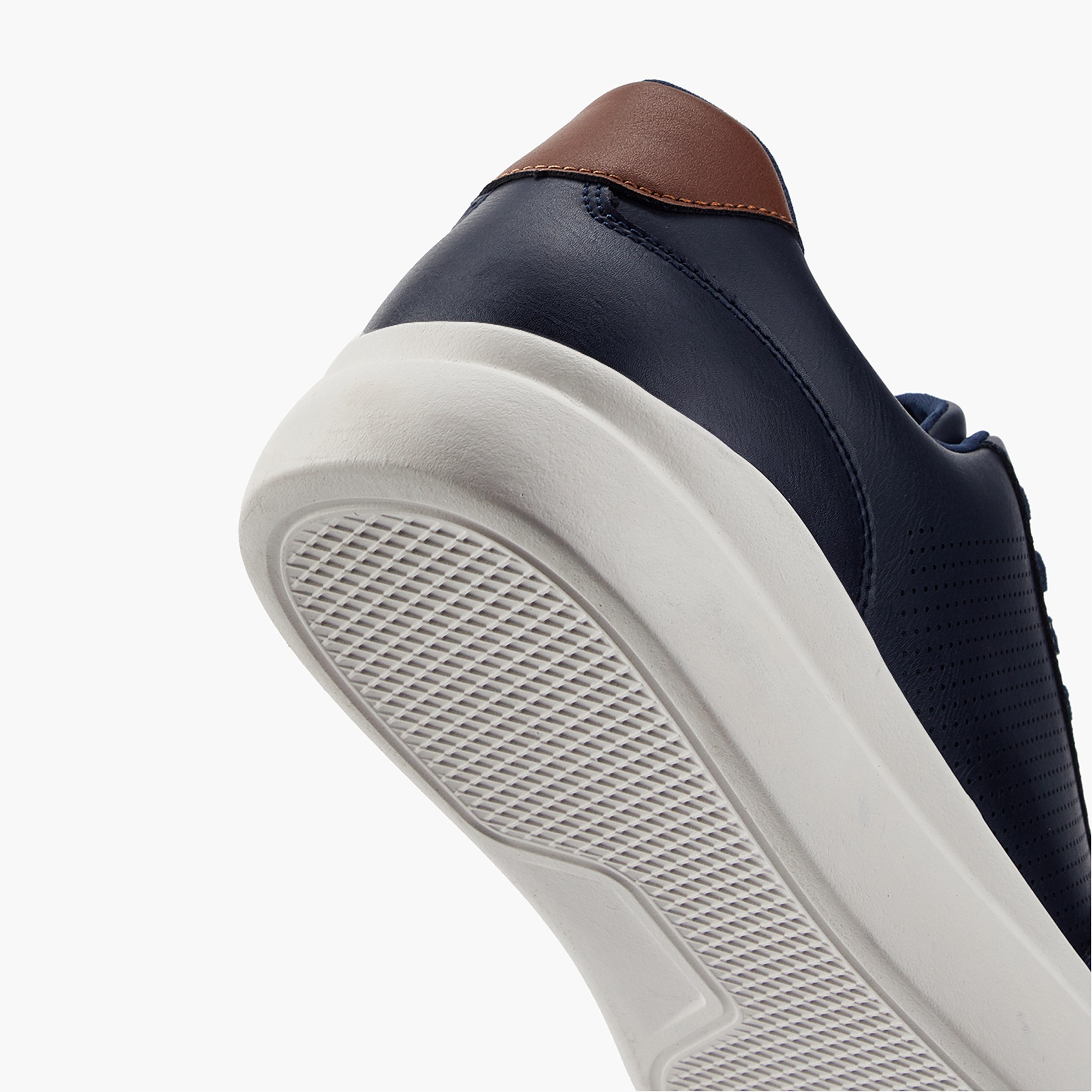 حذاء سنيكرز برباط إغلاق للرجال من إل بي إل من شو إكسبريس-men-shoes-sneakers-image-5