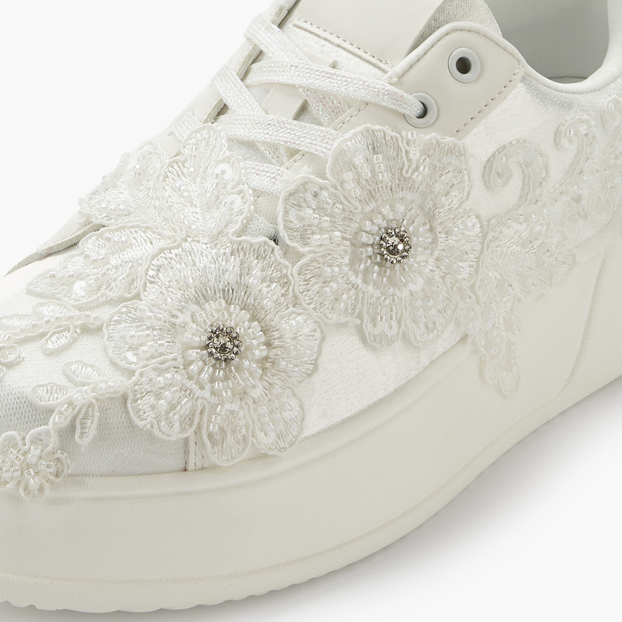 حذاء سنيكرز مزين بالزهور للنساء من سيليست-women-shoes-sneakers-image-4