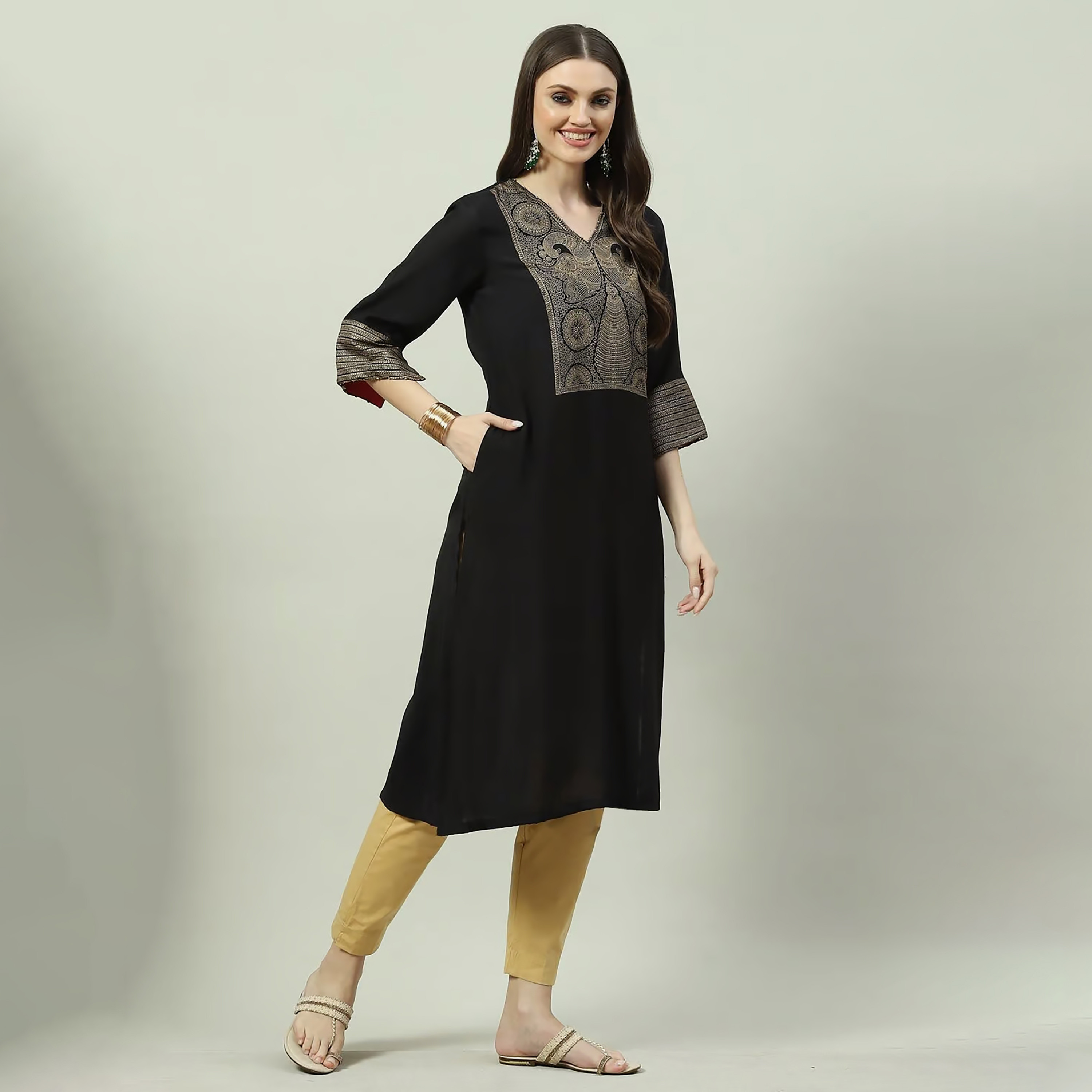 كورتا مستقيمة مطبوعة برقبة على شكل وى مع مزين بمطرز من بيبا-women-clothing-ethnicwear-kurtas-image-1