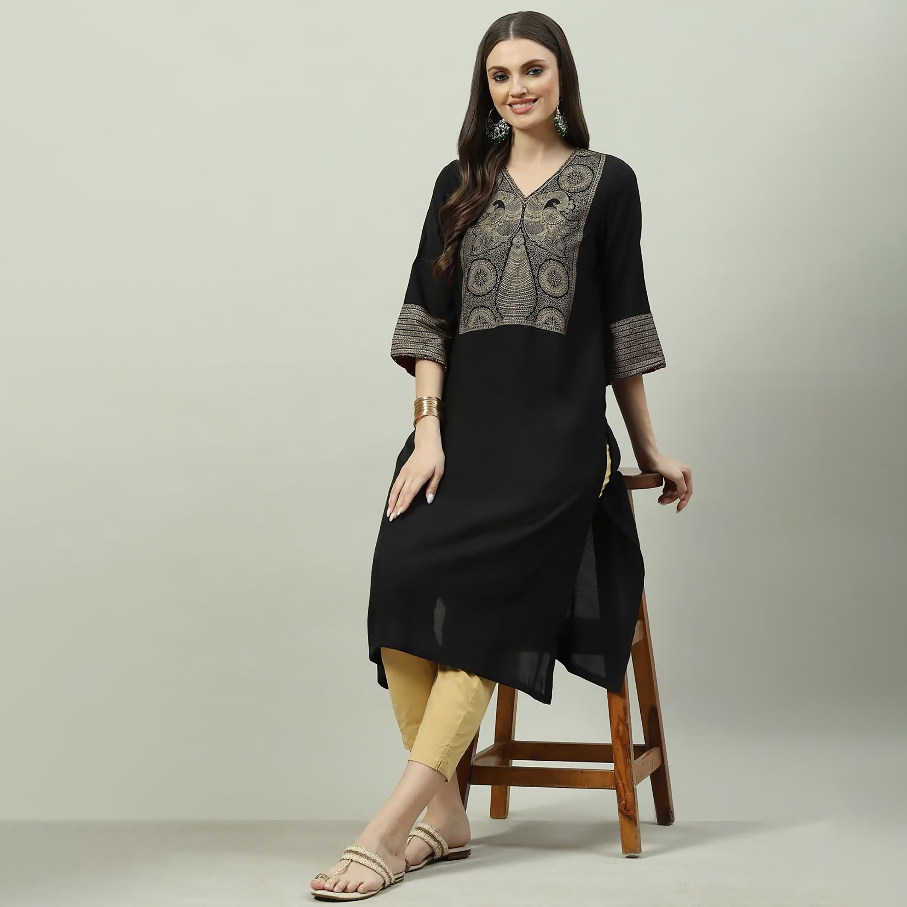 كورتا مستقيمة مطبوعة برقبة على شكل وى مع مزين بمطرز من بيبا-women-clothing-ethnicwear-kurtas-image-2