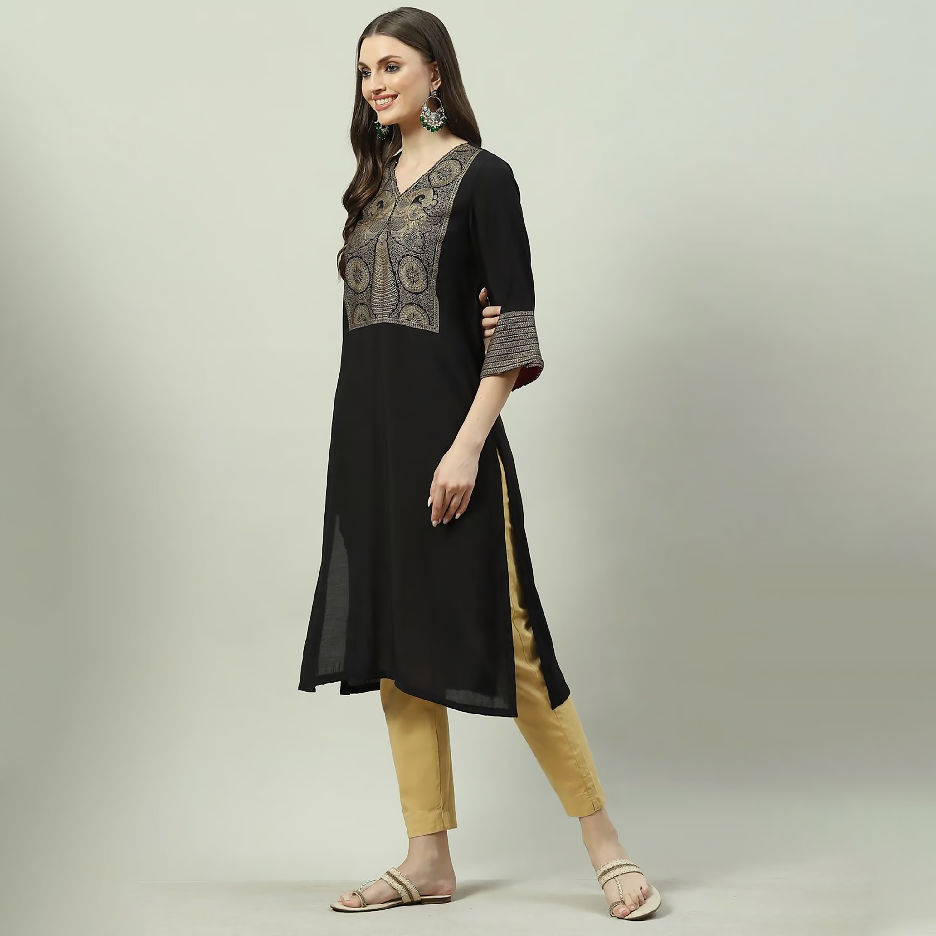 كورتا مستقيمة مطبوعة برقبة على شكل وى مع مزين بمطرز من بيبا-women-clothing-ethnicwear-kurtas-image-4