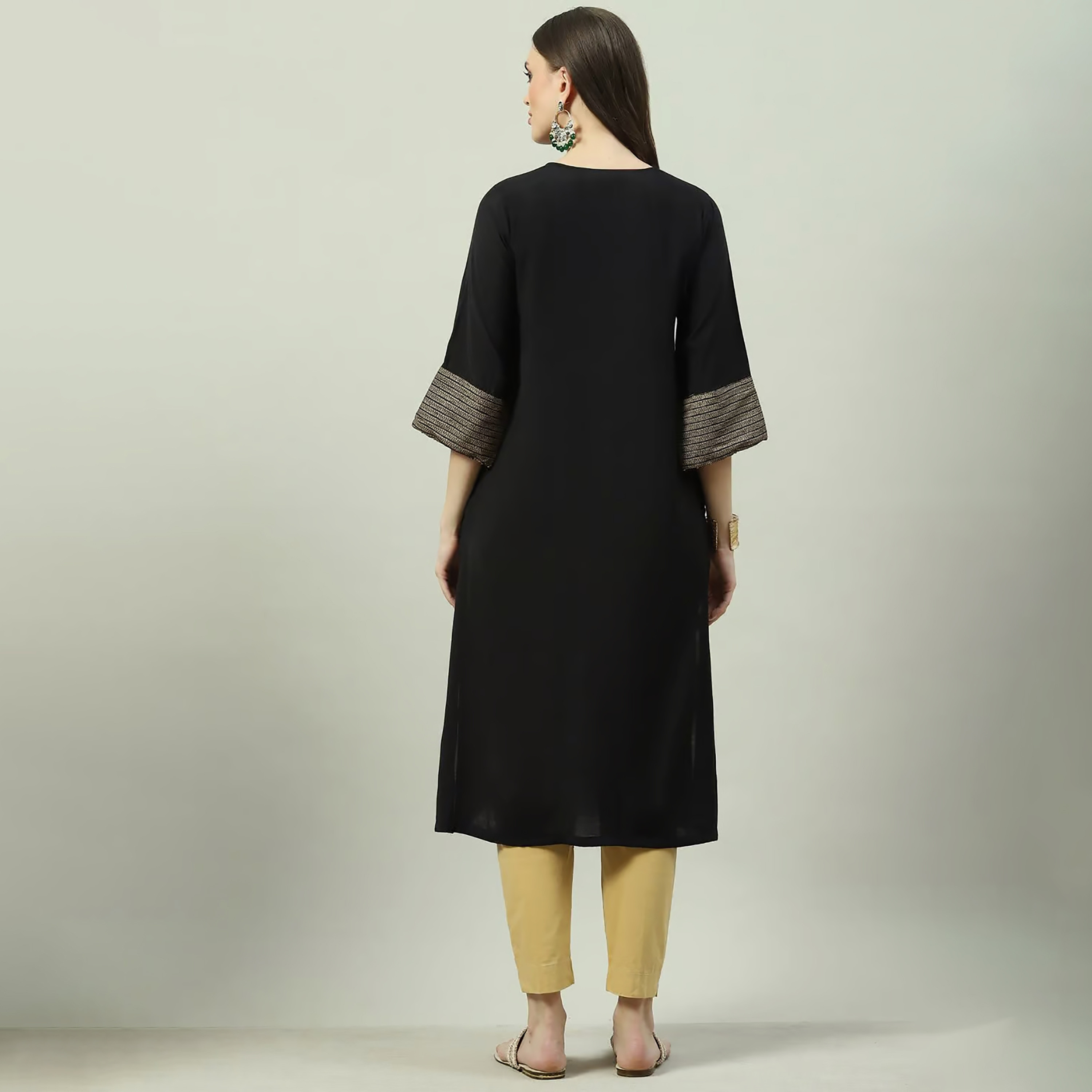 كورتا مستقيمة مطبوعة برقبة على شكل وى مع مزين بمطرز من بيبا-women-clothing-ethnicwear-kurtas-image-5