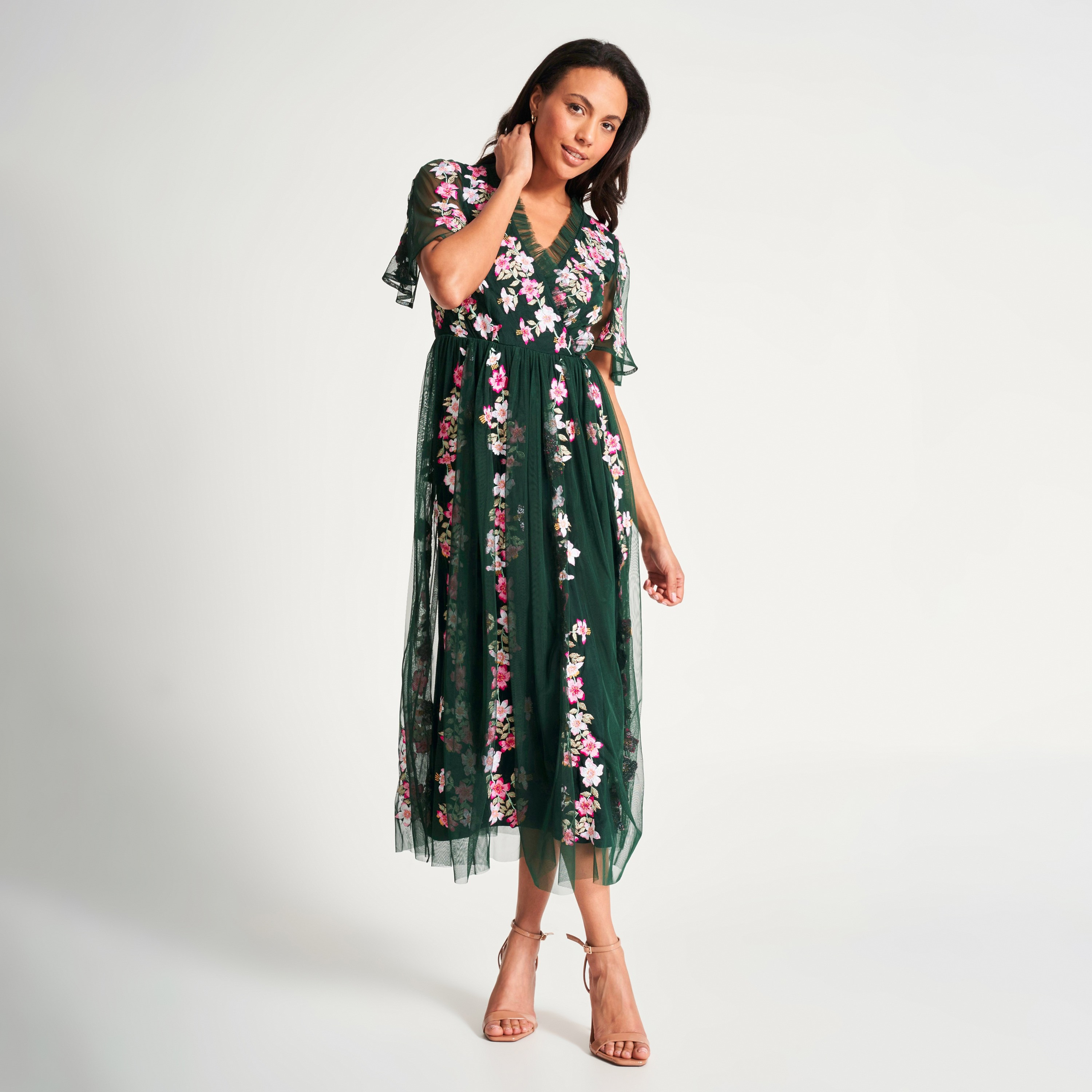 فستان نسائي طويل الأكمام بأكمام واسعة ورقبة مكشكشة مطرز باللون الأخضر من فروك اند فريل-women-clothing-dresses-image-2