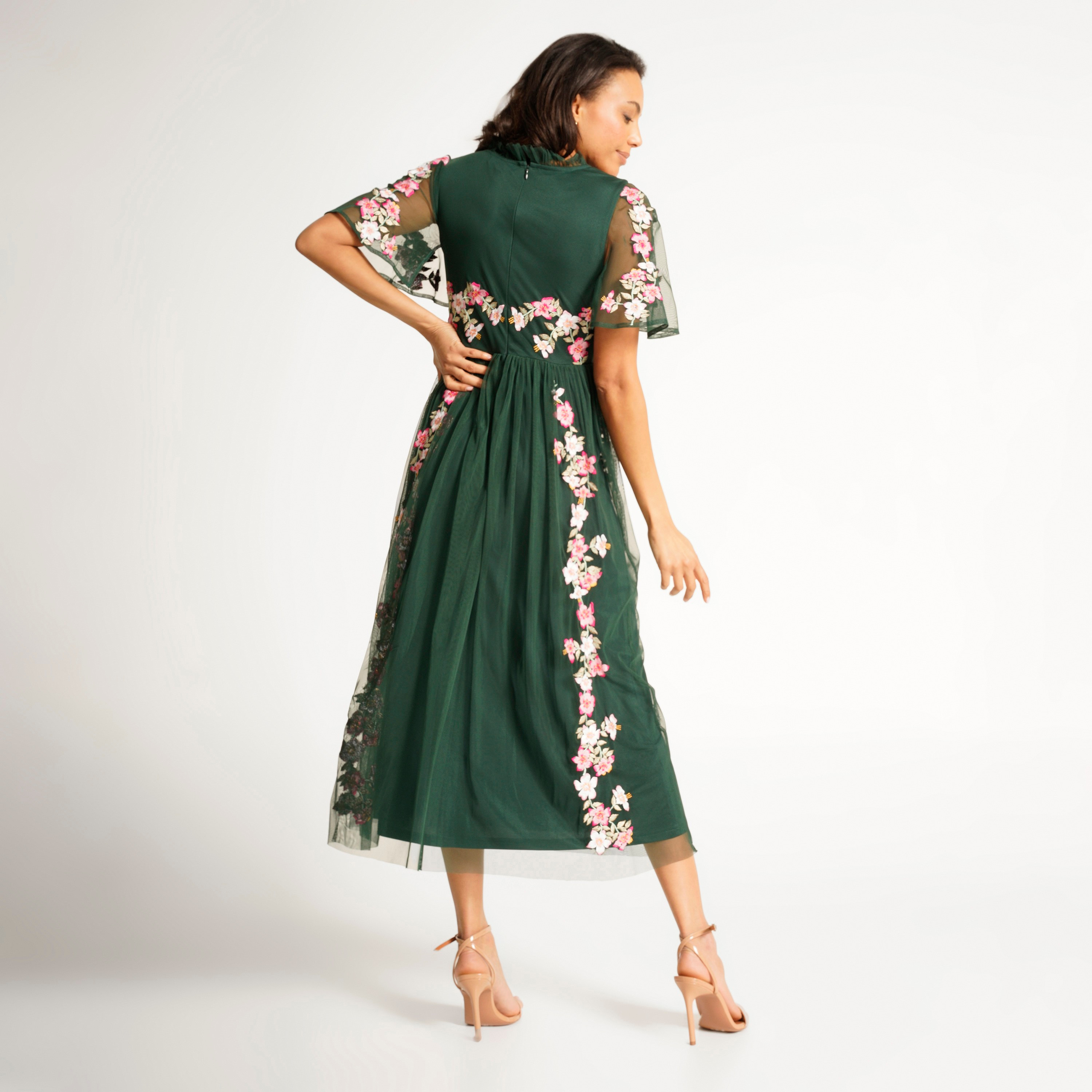 فستان نسائي طويل الأكمام بأكمام واسعة ورقبة مكشكشة مطرز باللون الأخضر من فروك اند فريل-women-clothing-dresses-image-4