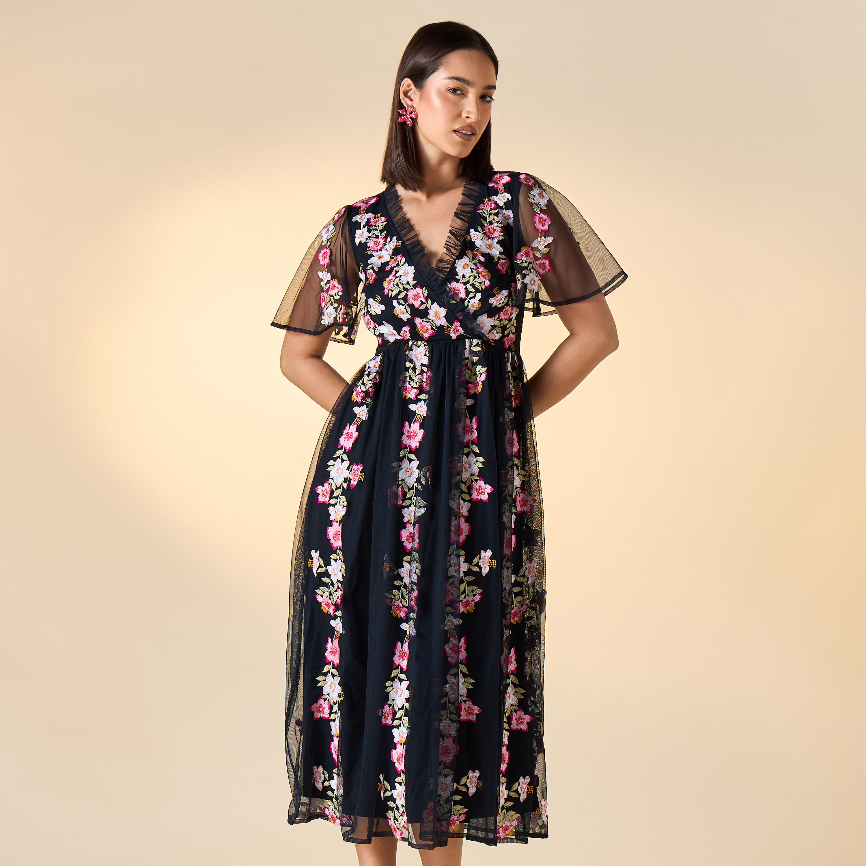 فستان ميدي مطرّز بياقة V وأكمام قصيرة من فروك آند فريل-women-clothing-dresses-image-1