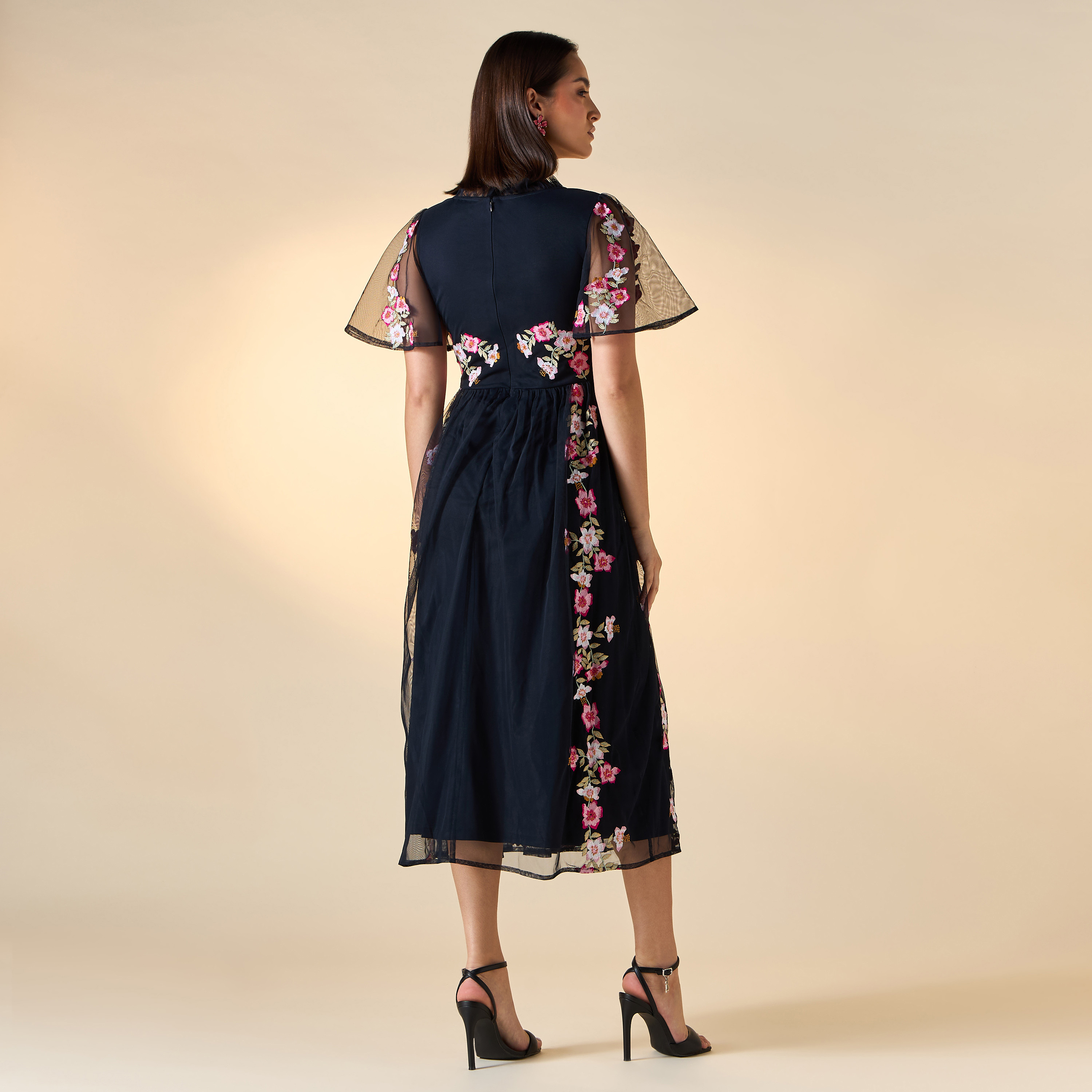 فستان ميدي مطرّز بياقة V وأكمام قصيرة من فروك آند فريل-women-clothing-dresses-image-3