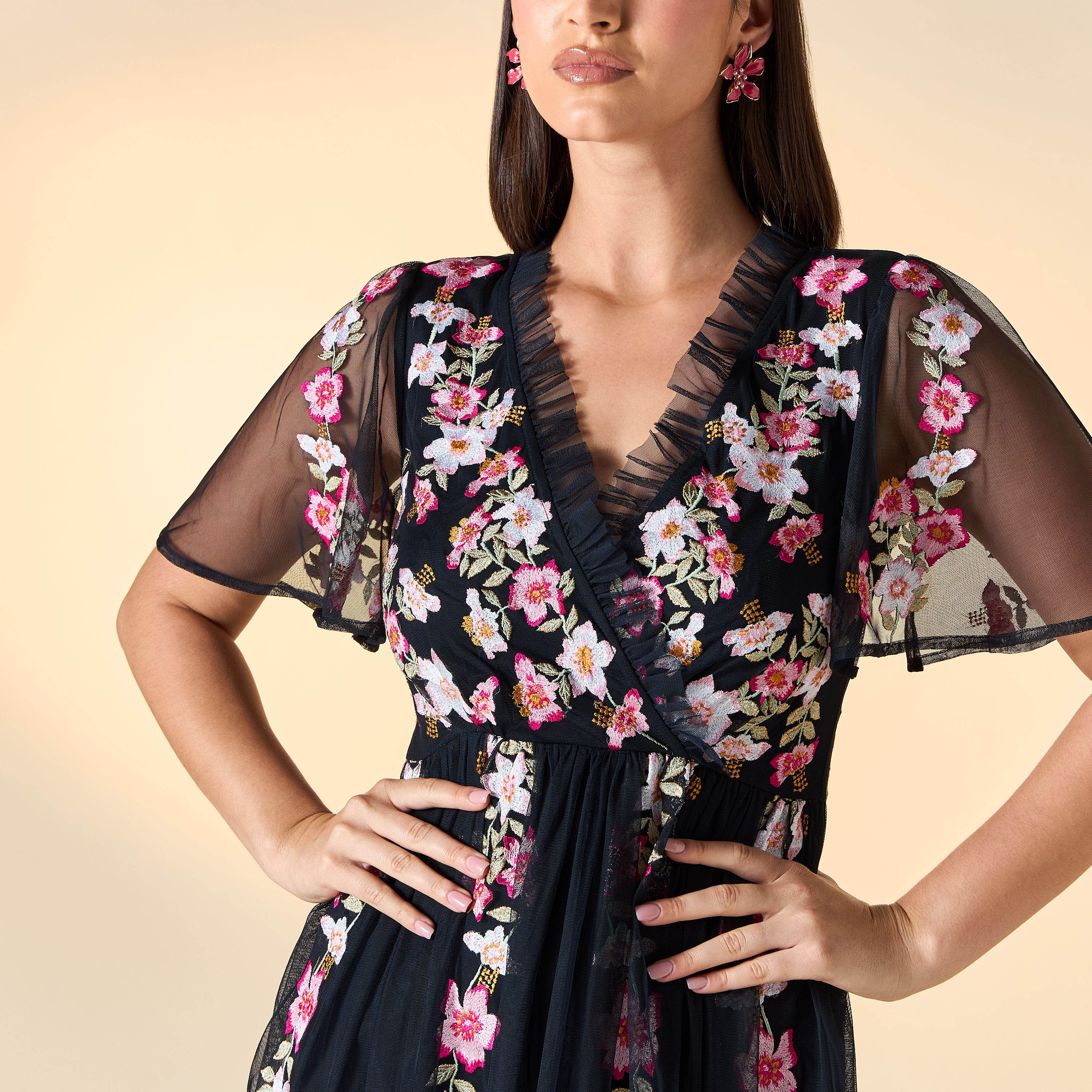 فستان ميدي مطرّز بياقة V وأكمام قصيرة من فروك آند فريل-women-clothing-dresses-image-4