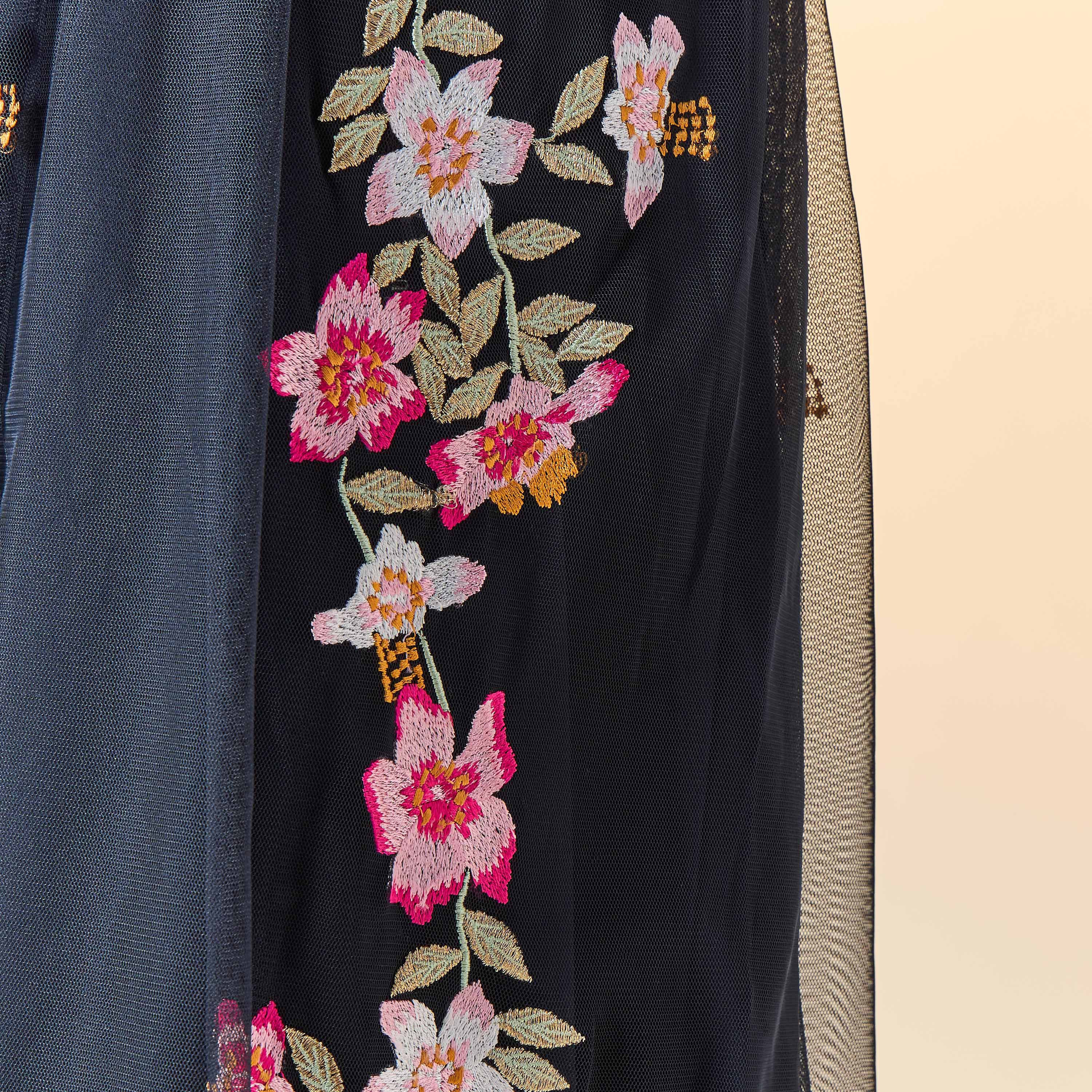 فستان ميدي مطرّز بياقة V وأكمام قصيرة من فروك آند فريل-women-clothing-dresses-image-5