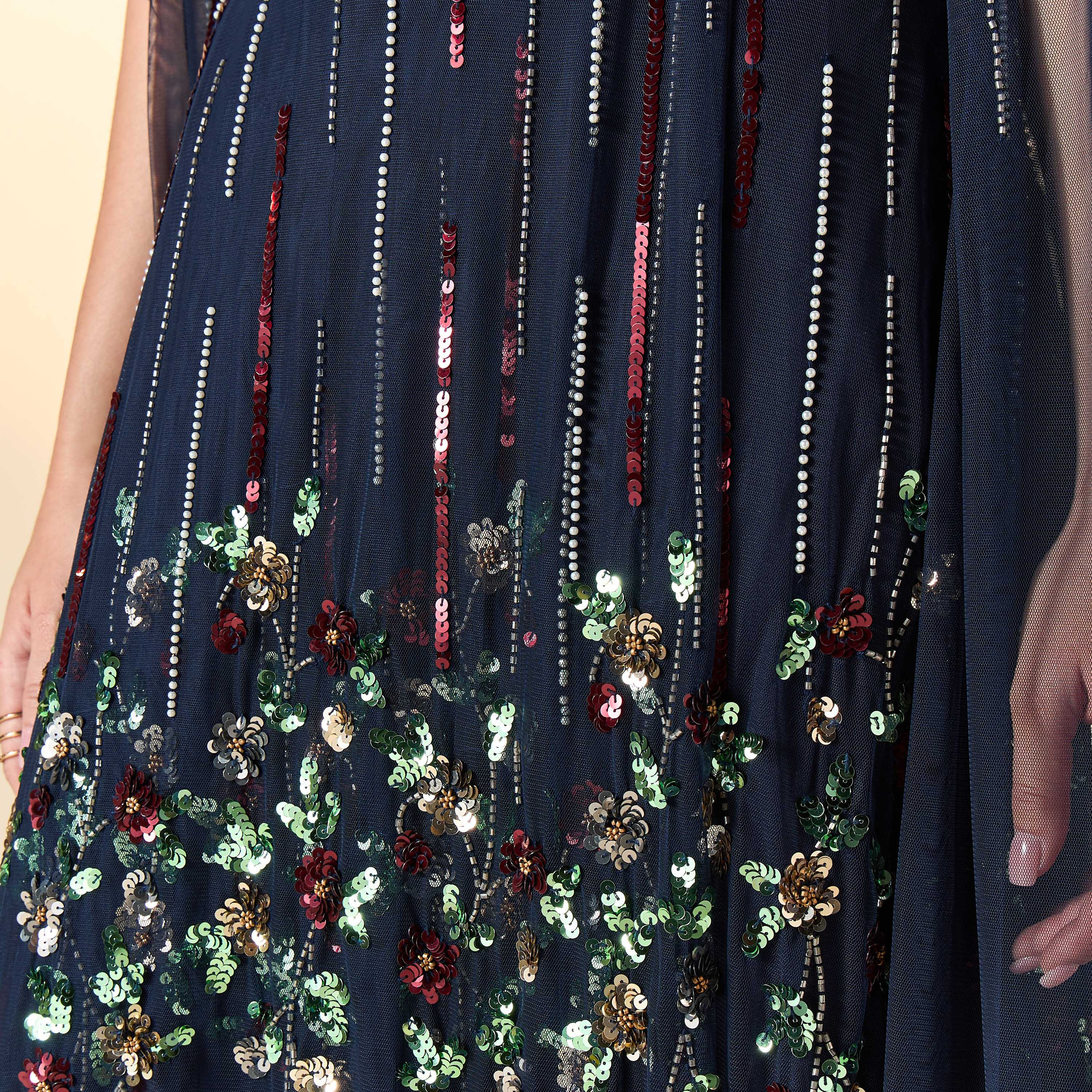 فستان ماكسي دون أكمام بياقة V وزينة كشكش-women-clothing-dresses-image-5