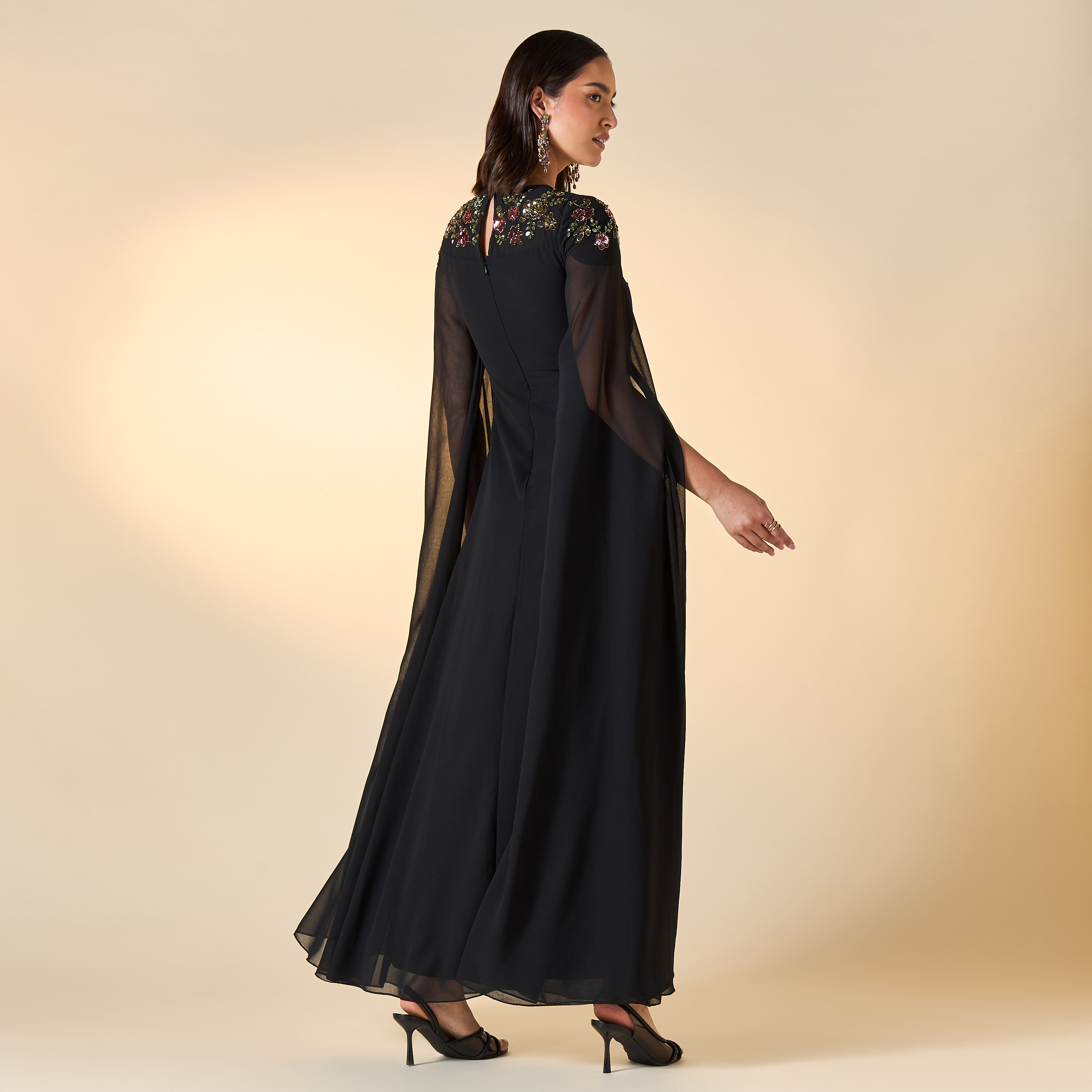 فستان ماكسي مزيّن بأكمام كاب من فروك آند فريل-women-clothing-dresses-image-2