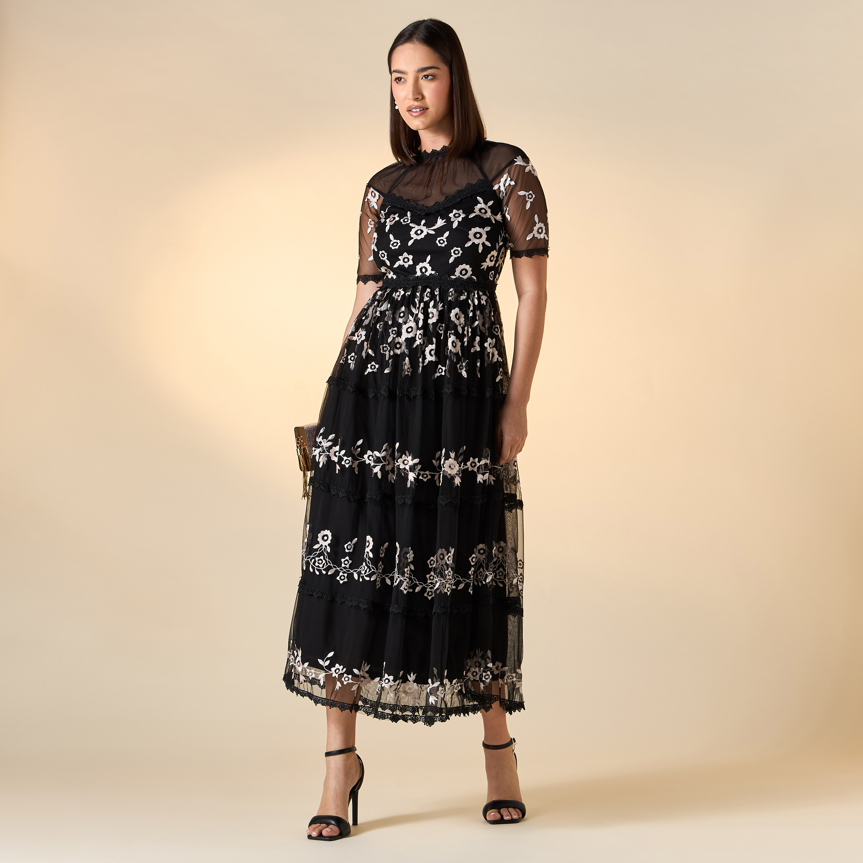فستان بتطريز زهري وياقة عالية وأكمام قصيرة من فروك آند فريل-women-clothing-dresses-image-2