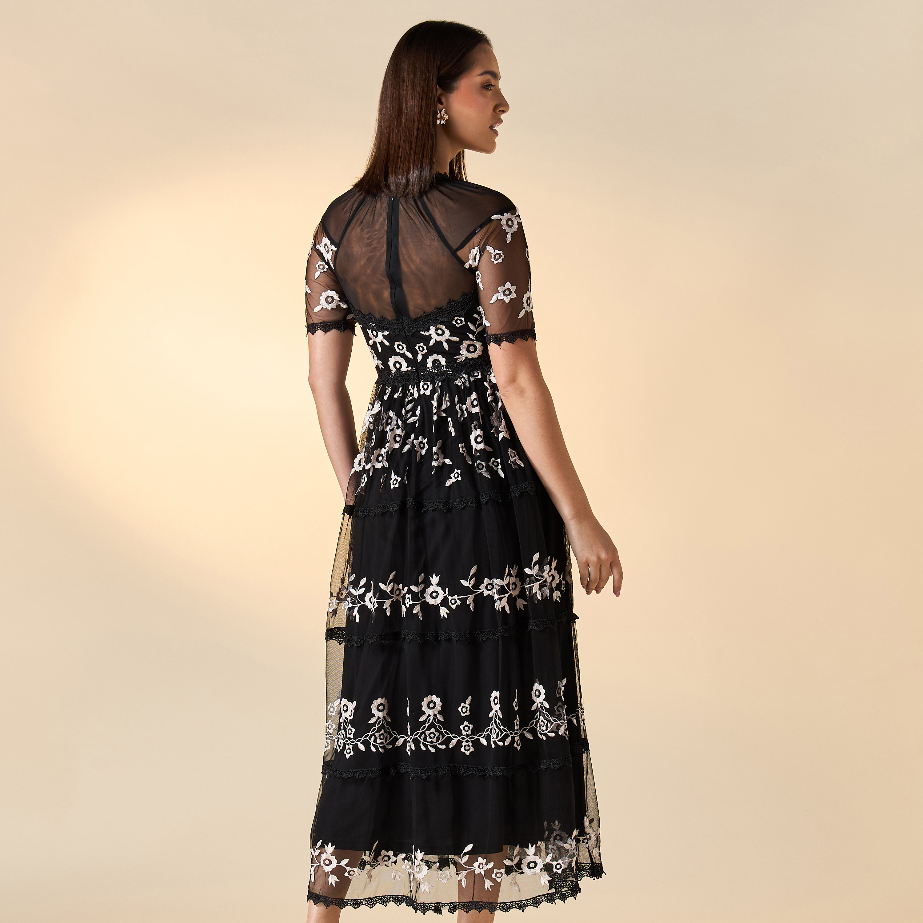 فستان بتطريز زهري وياقة عالية وأكمام قصيرة من فروك آند فريل-women-clothing-dresses-image-3