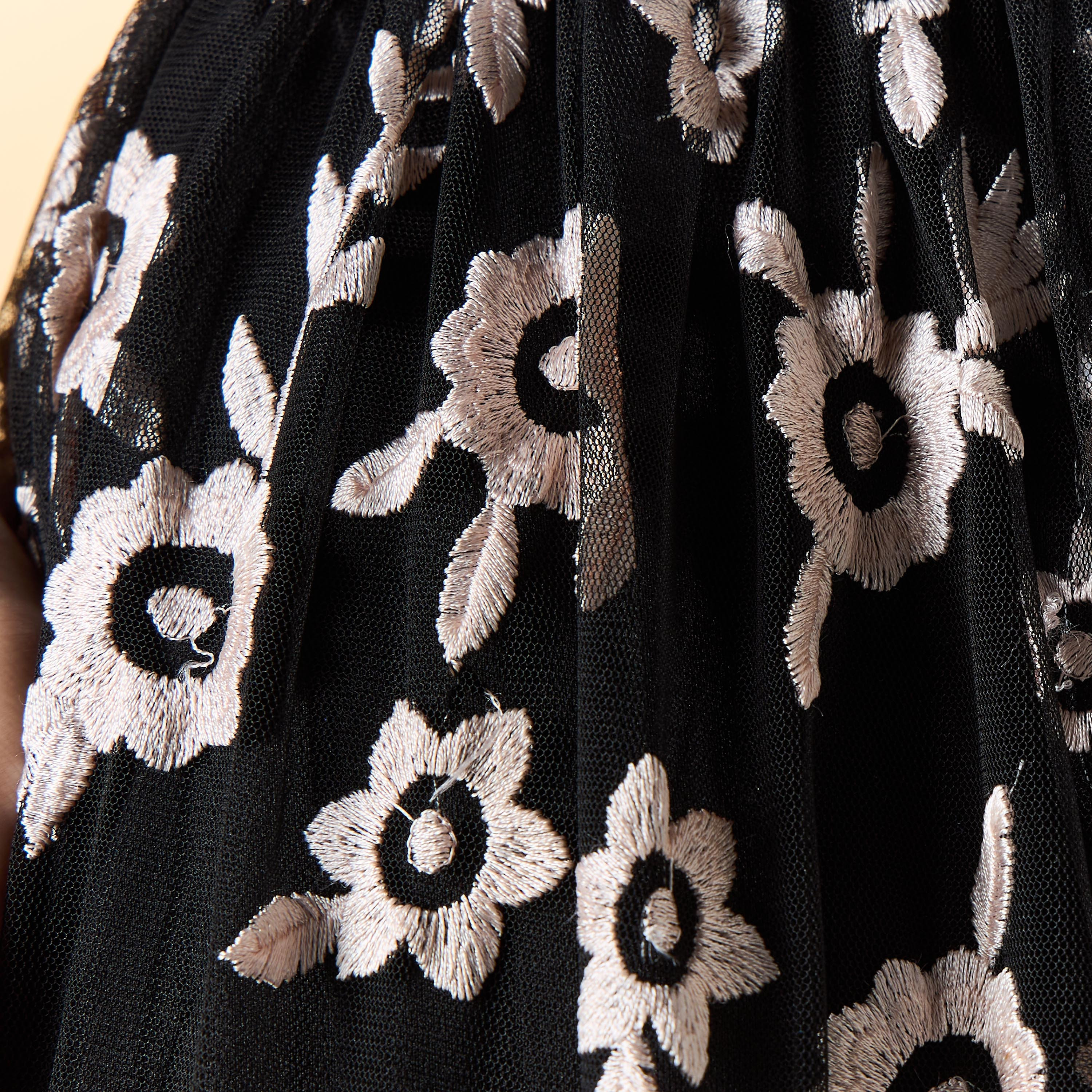 فستان بتطريز زهري وياقة عالية وأكمام قصيرة من فروك آند فريل-women-clothing-dresses-image-5