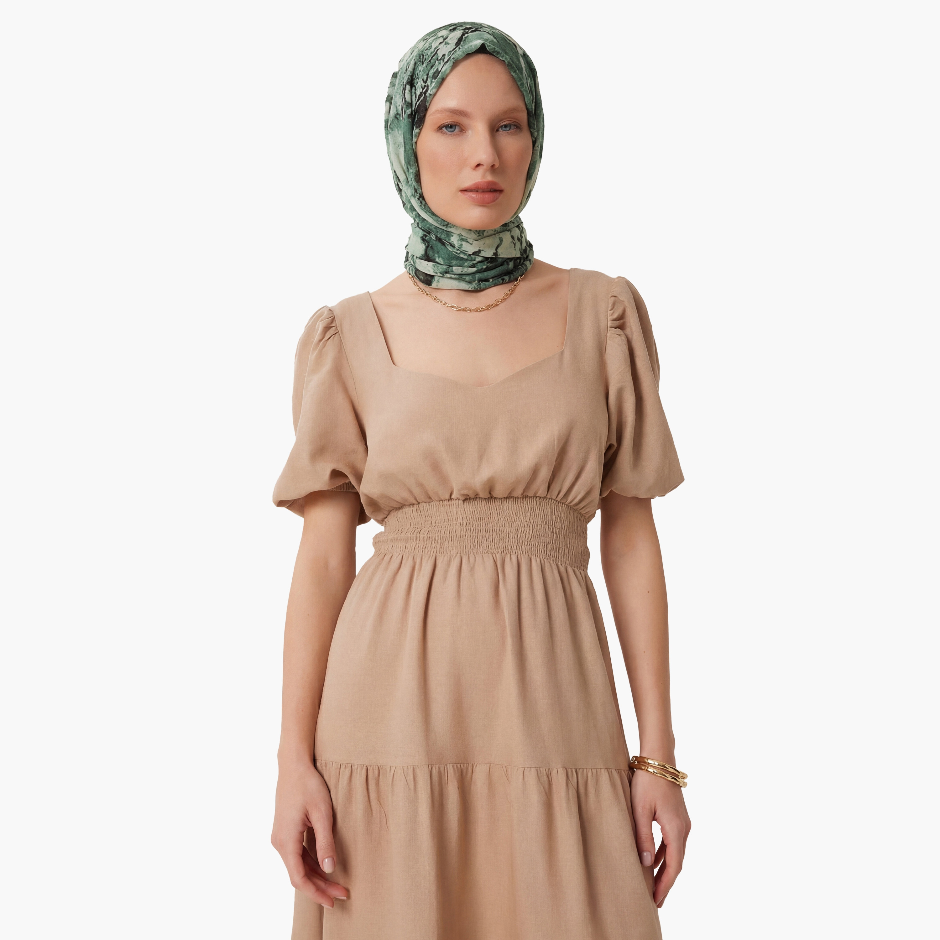 فستان نسائي ميدي مدرج بلون بيج إسطنبول بياقة منتفخة بأكمام مسطح وطبقات-women-clothing-dresses-image-4