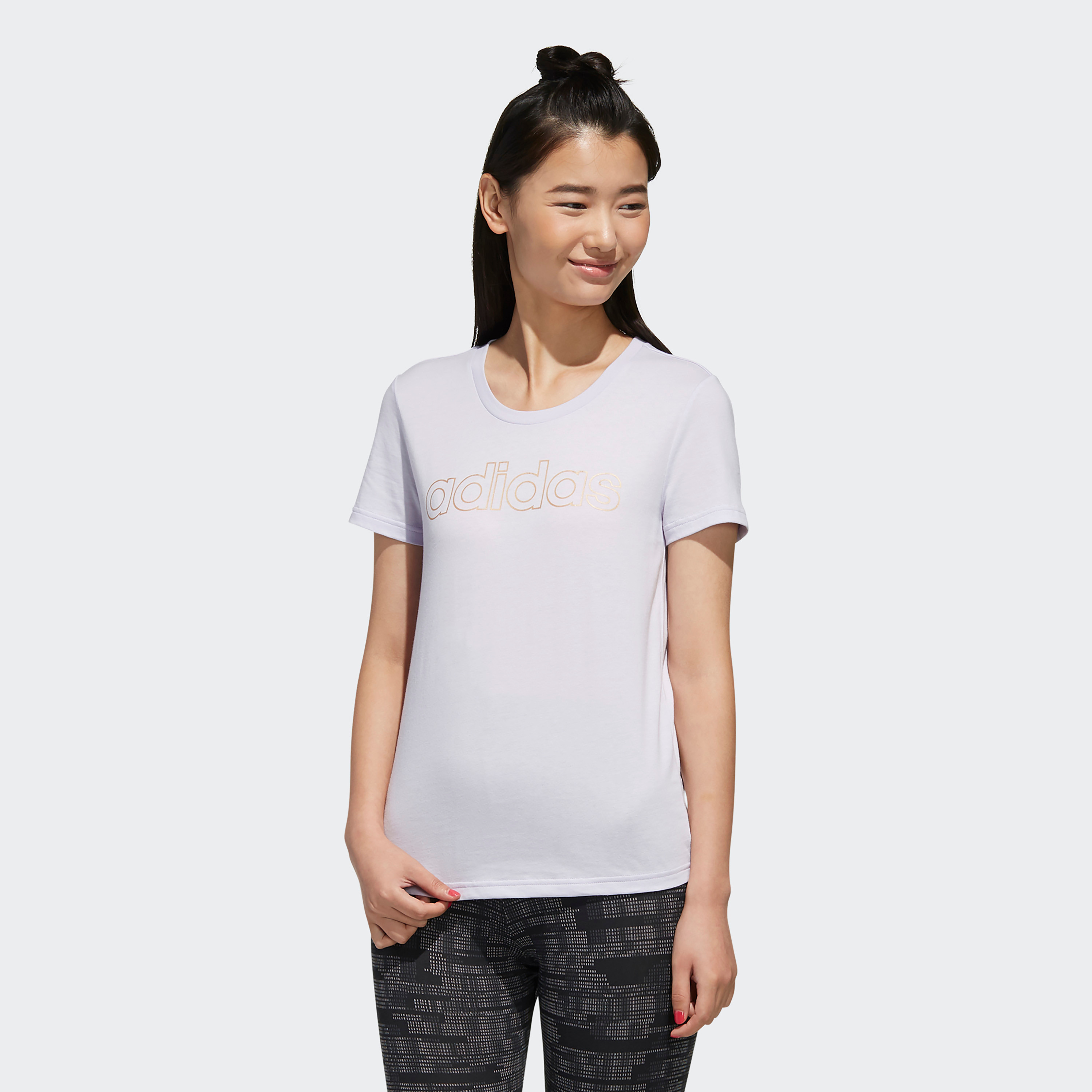 تيشيرت بياقة مستديرة وأكمام قصيرة وطبعات من أديداس-women-clothing-sportswearandactivewear-tshirtsandvests-image-2