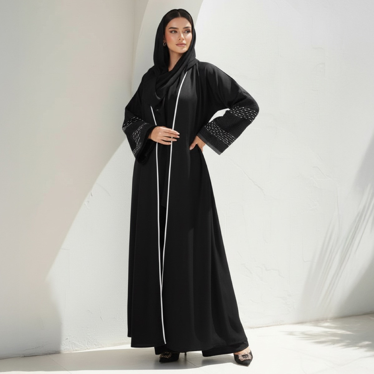 عباية سوداء بأكمام مطرزة وحواف متباينة مع حجاب من فاشون لاين-women-arabicclothing-abayas-image-1