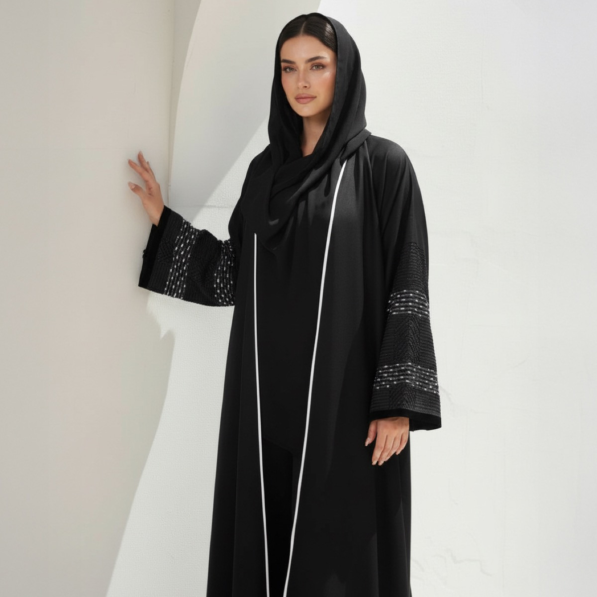 عباية سوداء بأكمام مطرزة وحواف متباينة مع حجاب من فاشون لاين-women-arabicclothing-abayas-image-2