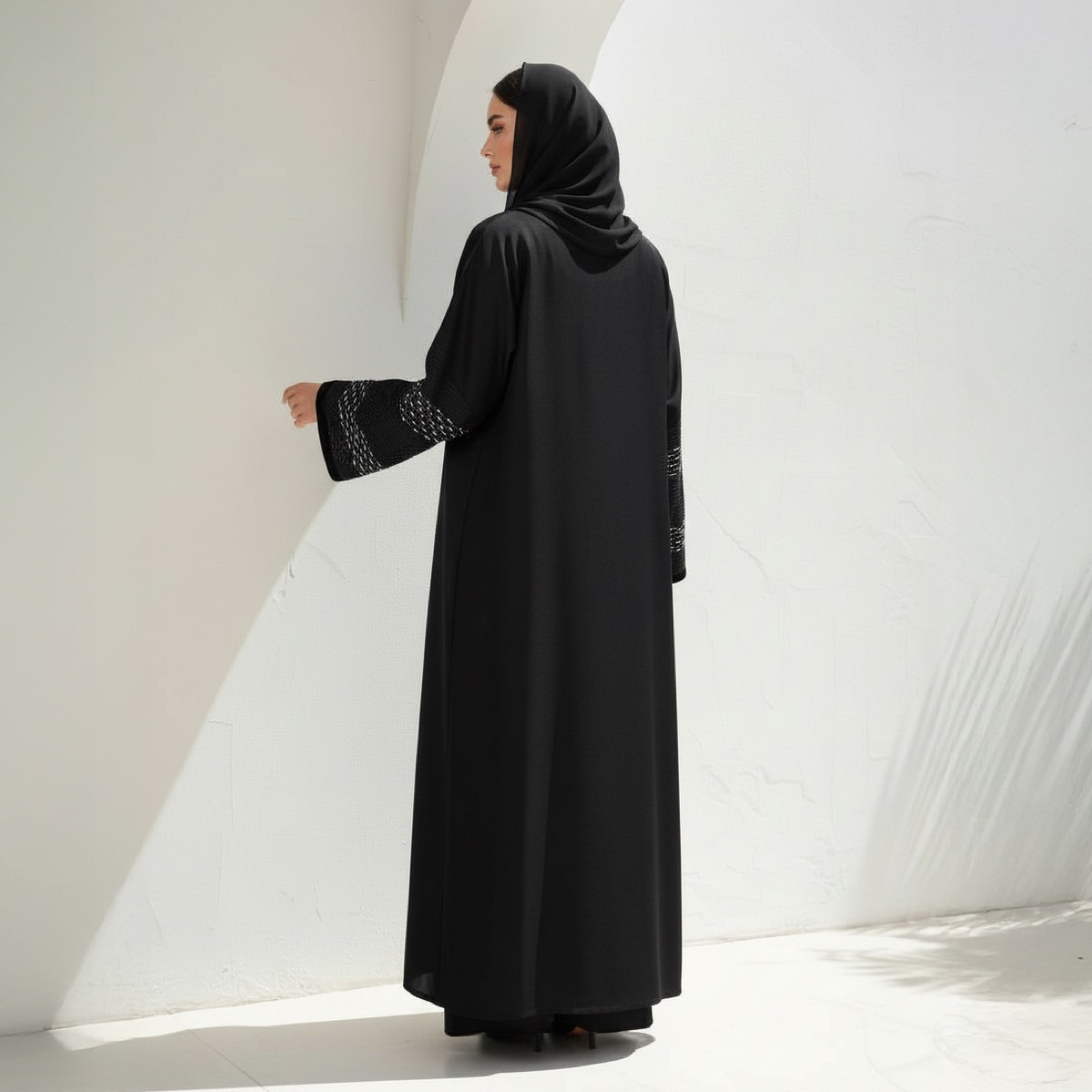 عباية سوداء بأكمام مطرزة وحواف متباينة مع حجاب من فاشون لاين-women-arabicclothing-abayas-image-4