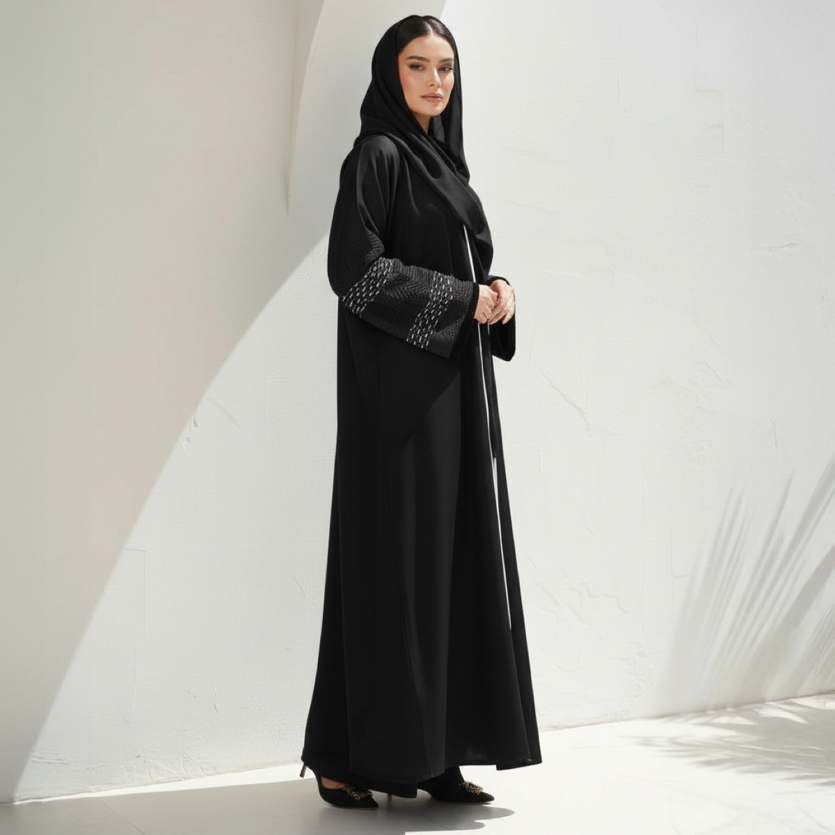 عباية سوداء بأكمام مطرزة وحواف متباينة مع حجاب من فاشون لاين-women-arabicclothing-abayas-image-5
