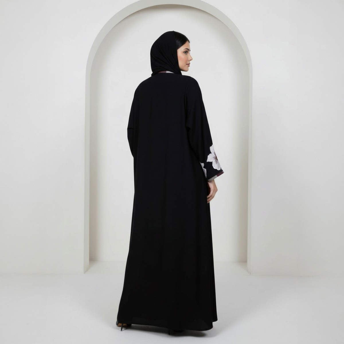 عباية سوداء مطرزة بنقشة الزهور مع حجاب من فاشون لاين-women-arabicclothing-abayas-image-4