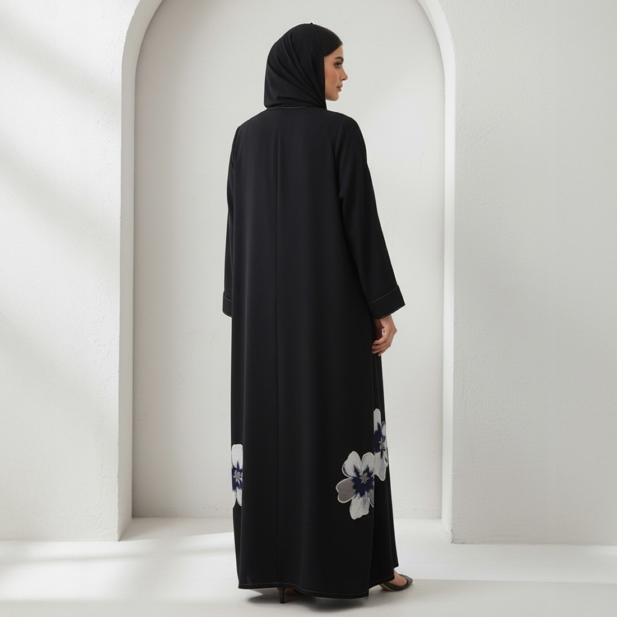 عباية مطرزة بالورود الذهبية بلوسوم إيليجانس مع حجاب من فاشون لاين-women-arabicclothing-abayas-image-4