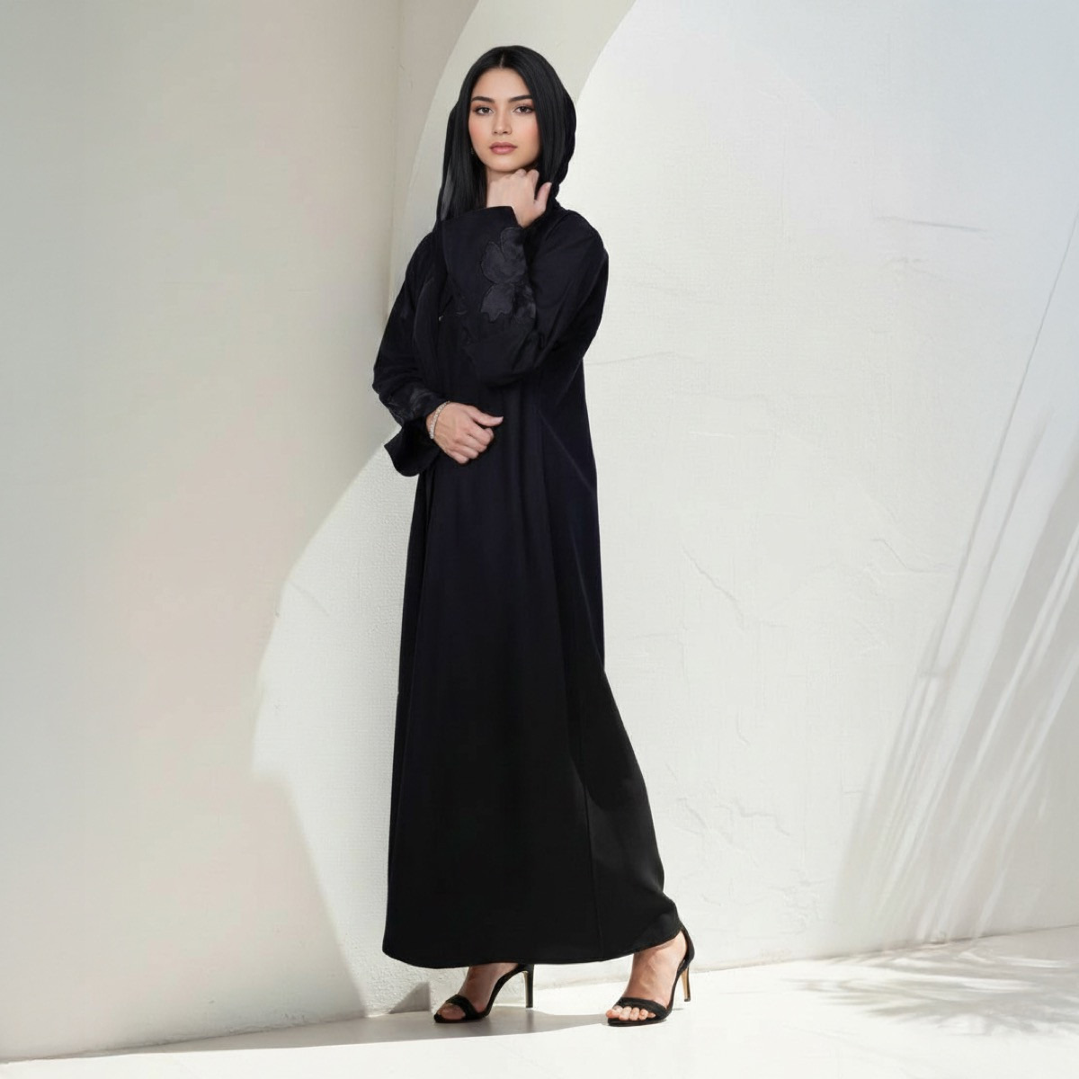 عباية أنيقة مطرزة بالورود إيثيريال جريس مع فتحة عند الأكمام مع حجاب من فاشون لاين-women-arabicclothing-abayas-image-5