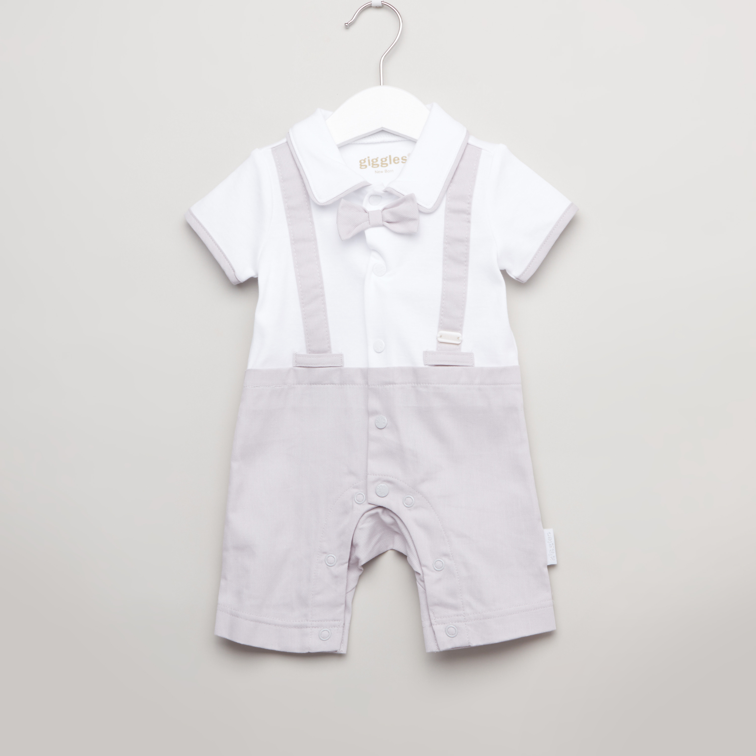 أفرول بأكمام قصيرة مع تفاصيل فيونكة وحمالات وهمية من جيجلز-baby-boys-clothing-winterwear-rompers-image-1
